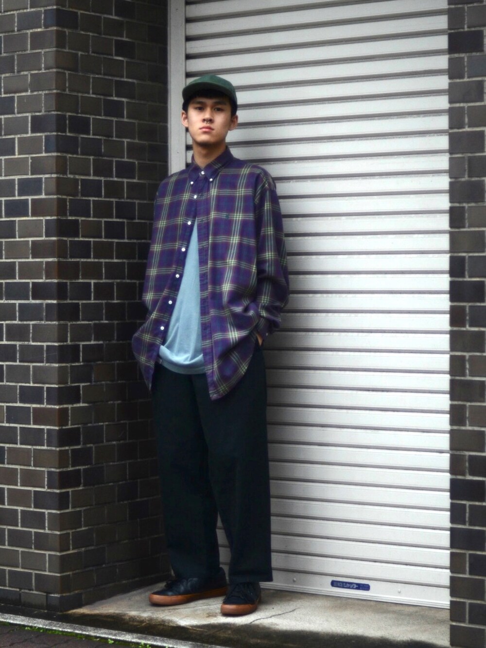 「スケータースタイル、チェックシャツ、シェフパンツ、コンズ、ストリートコーデ、古着」｜「POLO RALPH LAURENのアイテム（シャツ/ブラウス、パープル系）」を使った、アキヲさん（メンズ・172cm）の春コーディネートの1枚目の写真