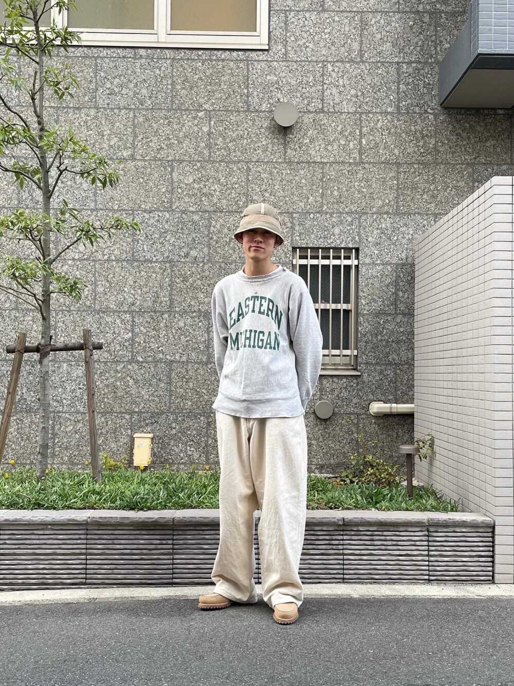 「REVERSE WEAVE、リバースウィーブ、古着、バギーパンツ、ティンバーランド、NOROLL」｜「Championのアイテム（スウェット、グレー系）」を使った、アキヲさん（メンズ・172cm）の春コーディネートの1枚目の写真