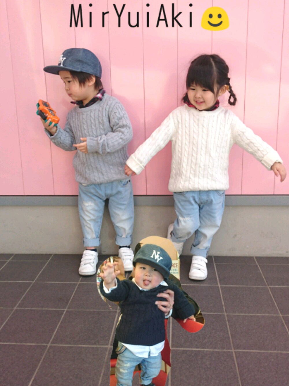 ブルー系のデニムパンツ、ホワイト系のスニーカー、グレー系のニット/セーターを着用したキッズの冬コーディネートの1枚目の写真