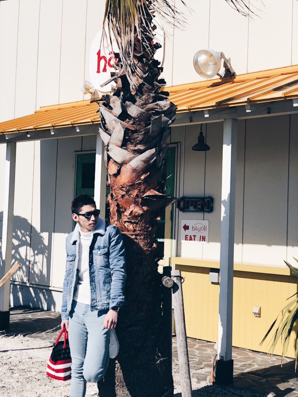 「Ron Herman、AZUL by moussy、ジギーズショップ(JIGGYS SHOP)」｜「AZUL by moussyのアイテム（デニムジャケット、ブルー系）」を使った、Takuyaさん（メンズ・180cm）の冬コーディネートの1枚目の写真