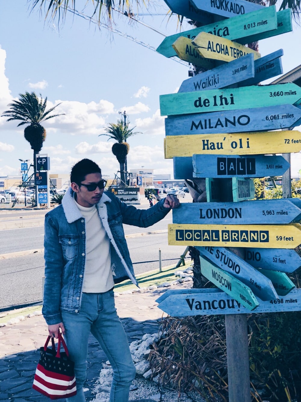 「aloha、california、サーフ、Ron Herman」｜「AZUL by moussyのアイテム（デニムジャケット、ブルー系）」を使った、Takuyaさん（メンズ・180cm）の春コーディネートの1枚目の写真