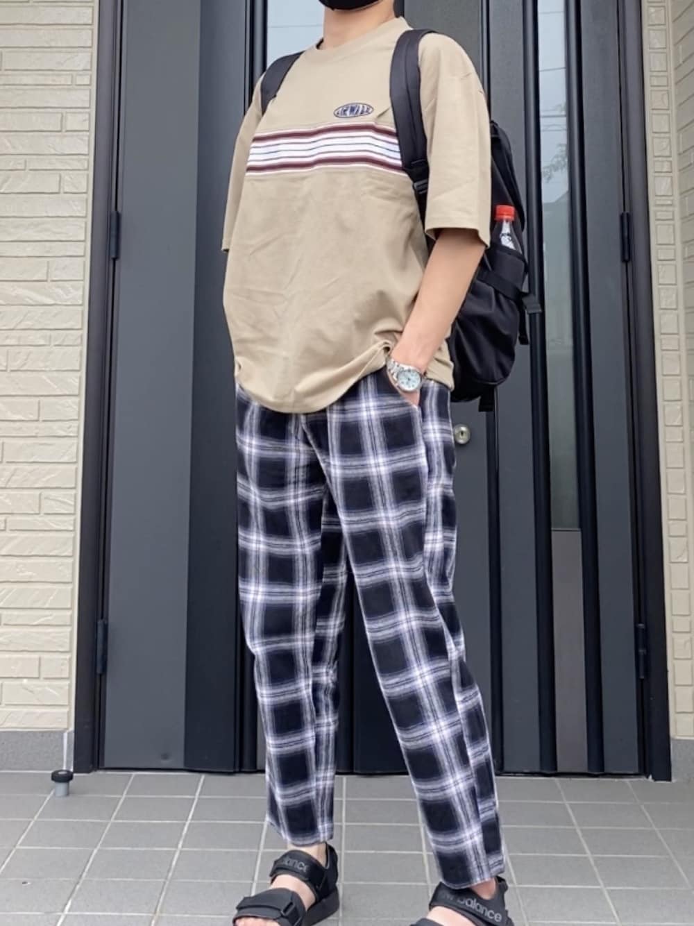 「コロナに負けない、夏コーデ、サンダル、Tシャツ」｜「SENSE OF PLACE by URBAN RESEARCHのタータンチェックテーパードスラックス（その他パンツ、ブラック系）」を使った、烏龍茶さん（メンズ・170cm）の夏コーディネートの1枚目の写真