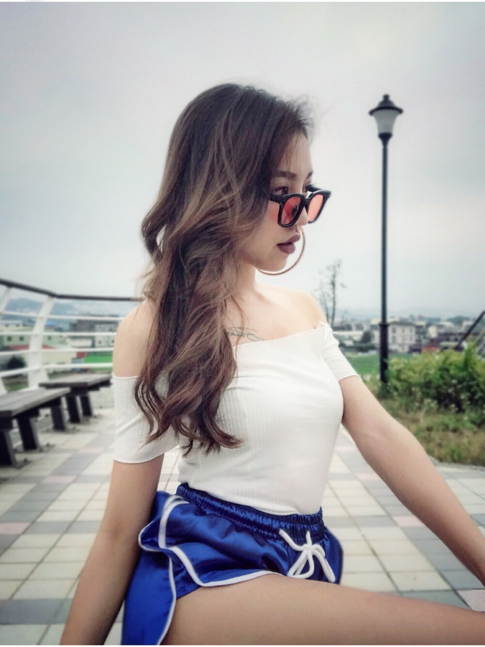 「休閒、歐美、歐美感、性感、狂野女孩、極夏穿著」｜「FOREVER 21のアイテム（その他トップス、ホワイト系）」を使った、Scence Liuさん（レディース・162cm）の春コーディネートの1枚目の写真