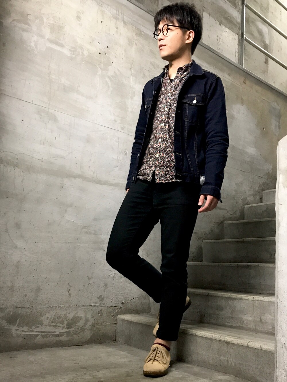 「柄シャツ、Gジャン、Dr.Martens、スニーカー、小花柄、めがね、GU、WEGO、lowjackDesign、オフ会」｜「WEGOのWEGO/ストレッチデニムジャケット（デニムジャケット、ブラック系）」を使った、TadahiroMurataさん（メンズ・178cm）の秋コーディネートの1枚目の写真