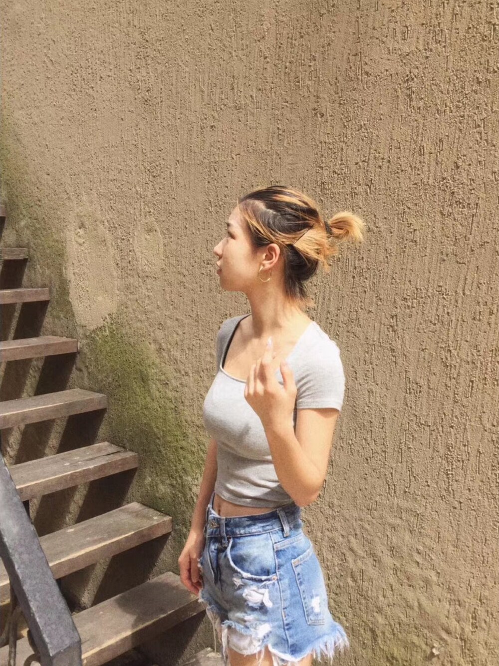 「夏、街头搭配、休闲、基础款」｜「Bershkaのアイテム（トップス、グレー系）」を使った、Liuさん（レディース・162cm）の秋コーディネートの1枚目の写真