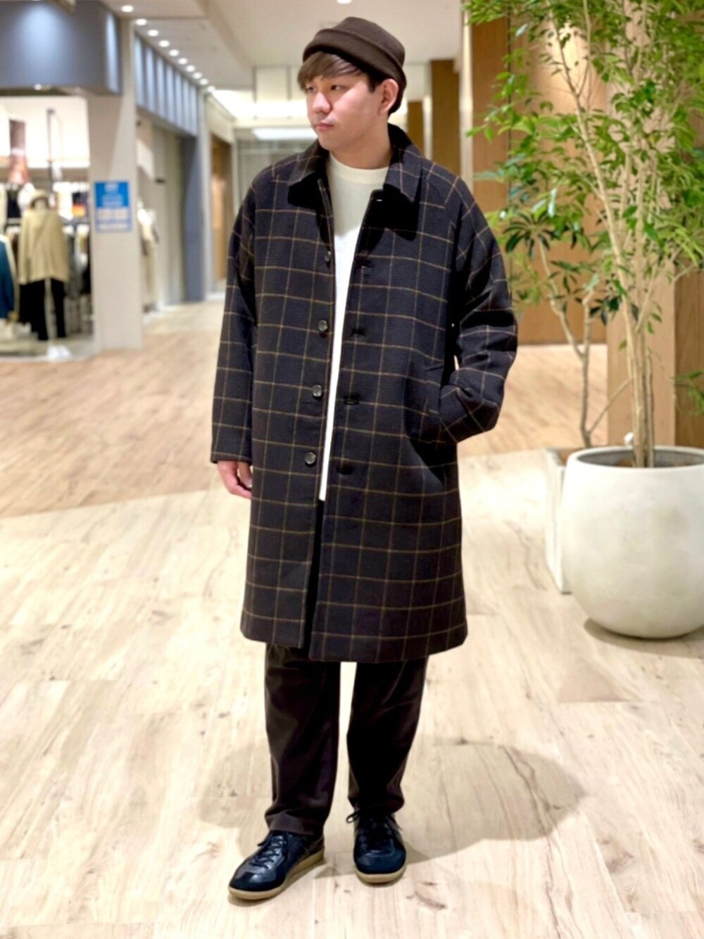 「スウェット、スニーカー、カラーパンツ、キャップ、ブラウン、白ニット、ビックシルエット、SENSEOFPLACE、きれいめカジュアル、淡色コーデ」｜「SENSE OF PLACE by URBAN RESEARCHのリブロールワッチ（ニットキャップ/ビーニー、ブラウン系）」を使った、akiさん（メンズ・177cm）の秋コーディネートの1枚目の写真