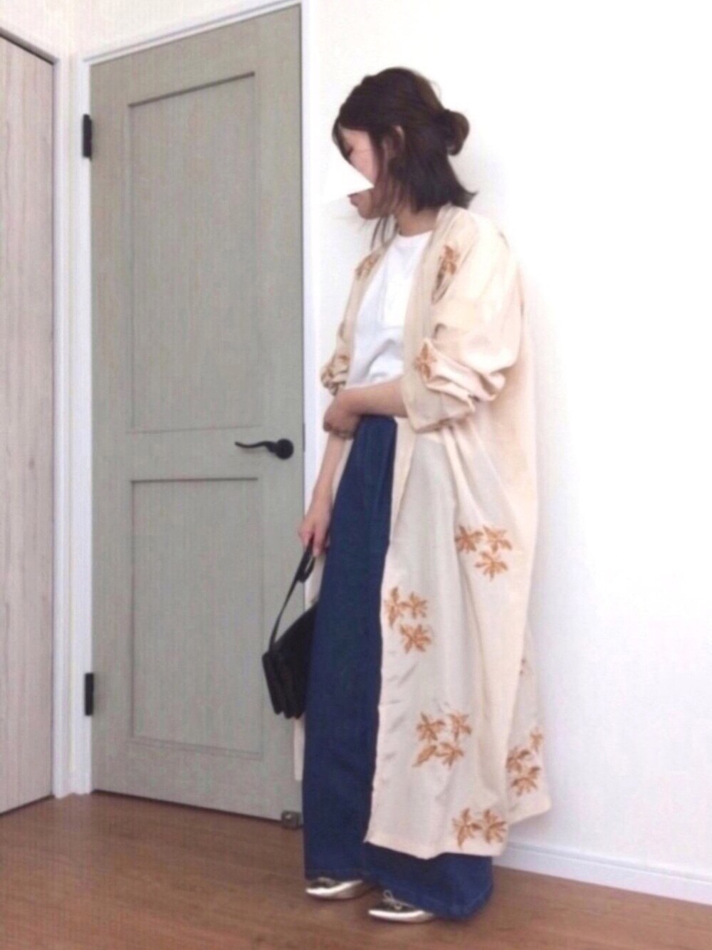 ベージュ系のシャツ/ブラウス、ホワイト系のTシャツ/カットソー、ブルー系のデニムパンツを着用したレディースの春コーディネートの1枚目の写真