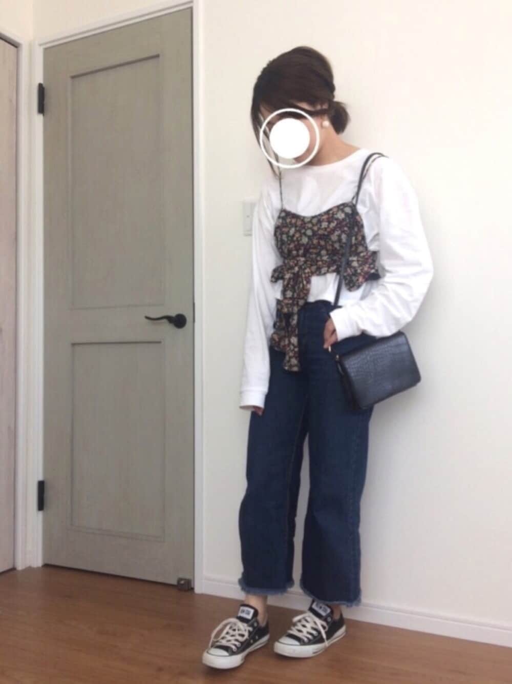 「花柄、キャミソール、ママコーデ、ビスチェ、ゆるコーデ、converse、denim、カジュアル、白Tシャツ」｜「Kastaneの花柄キャミ＋トップスSET（Tシャツ/カットソー、ブルー系）」を使った、tomomon*さん（レディース・161cm）の春コーディネートの1枚目の写真