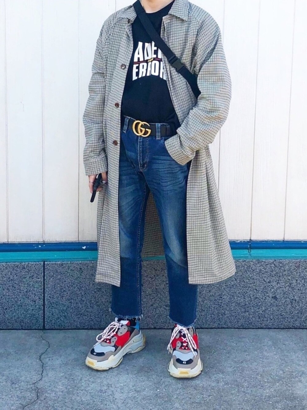 「スニーカー、ADER error、バレンシアガ、BALENCIAGA、GUCCI、グッチ、チェックコート、スウェット、タックイン、韓国ファッション」｜「EMMA CLOTHESのガンクラブチェック　ビッグシルエットバルカラーコート（ステンカラーコート、ベージュ系）」を使った、Takaさん（メンズ・170cm）の冬コーディネートの1枚目の写真