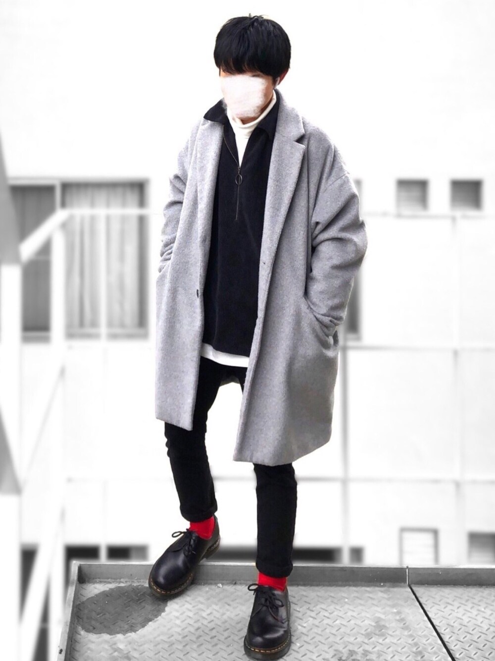 「いいね、save、フォローお願いします🤑、おしゃれさんと繋がりたい、チェスターコート、ハーフパンツ、タートルネック、モノトーン、Dr.Martens、革靴、黒スキニー、冬コーデ」｜「SENSE OF PLACE by URBAN RESEARCHのチェスターコート（チェスターコート、グレー系）」を使った、Takaさん（メンズ・170cm）の冬コーディネートの1枚目の写真