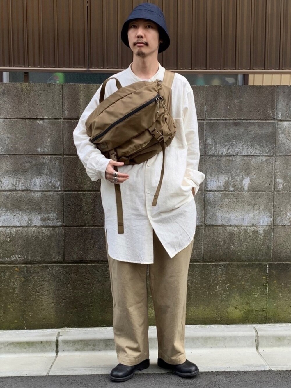 「ヤエカ、バケットハット、ジョンブル、ロングシャツ、ミステリーランチ、インベーダー、ブランドストーン、オーバーサイズ、ミリタリー、雨の日」｜「YAECAのアイテム（ハット、ブルー系）」を使った、須山さん（メンズ・177cm）の春コーディネートの1枚目の写真