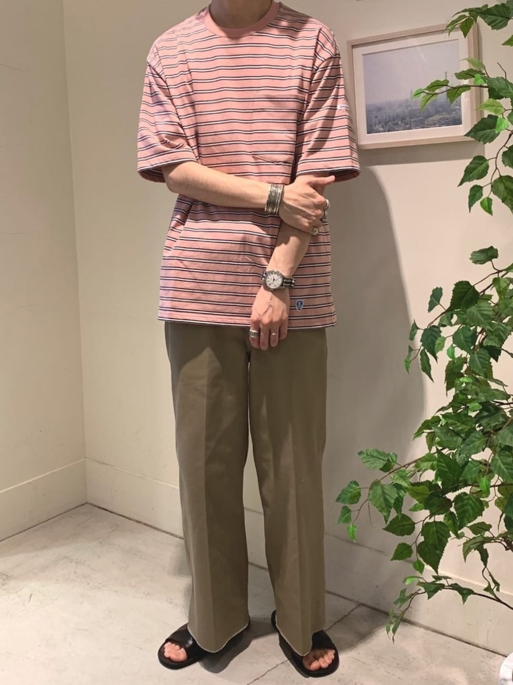「ボーダートップス、ピンク、シンプルコーデ、ワイドパンツ、ｺﾞﾘﾗｶｯﾄ、マーク18、andy cadman、Harrison Jim、Delayne Reeves、Bo Gary Reeves」｜「ORCIVALの【ORCIVAL/オーシバル】ハイカウントポケットTEE（＃RC-9166)（Tシャツ/カットソー、レッド系）」を使った、須山さん（メンズ・177cm）の夏コーディネートの1枚目の写真