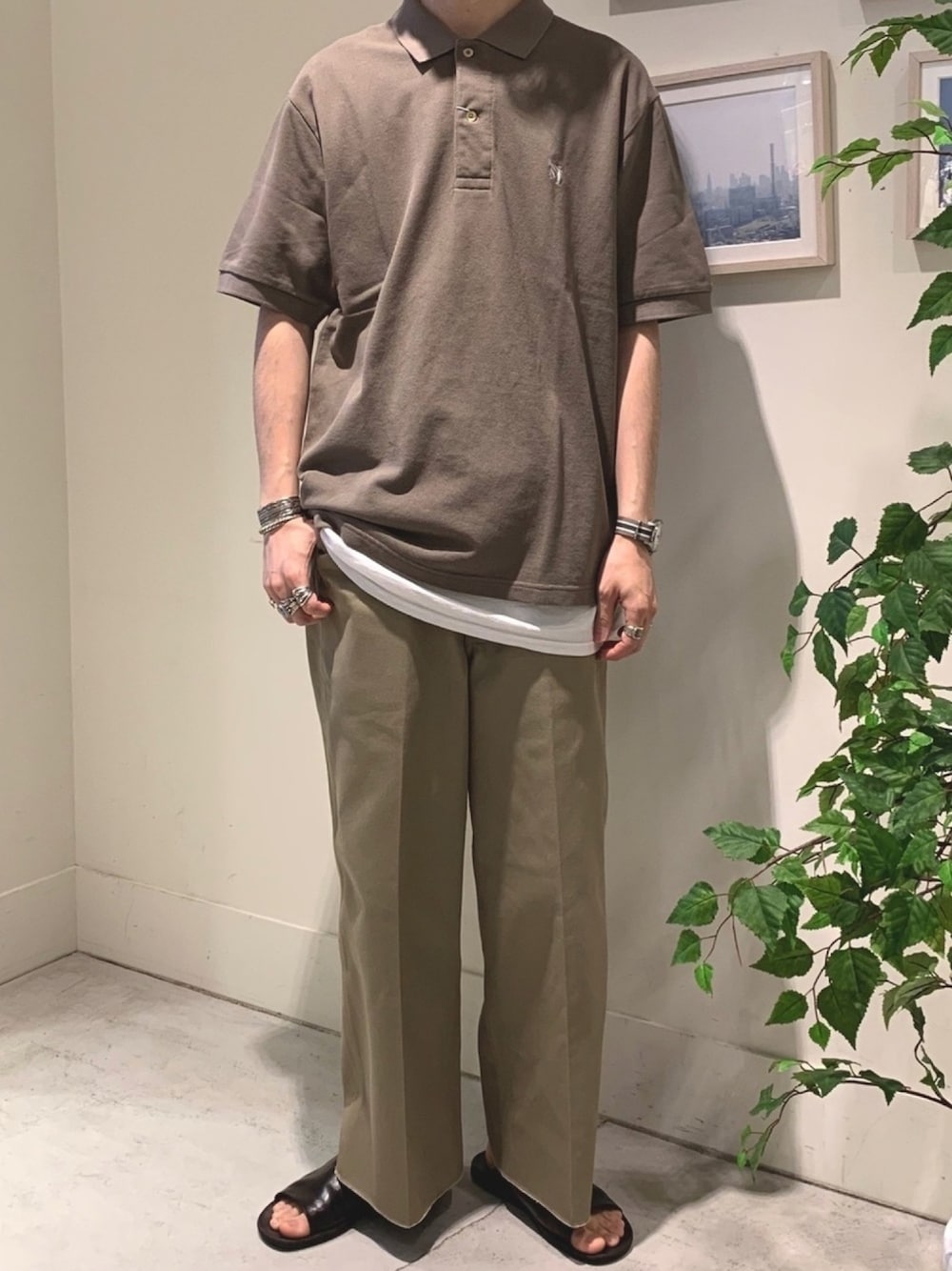 「ベージュ、ワントーンコーデ、シンプルコーデ、ワイドパンツ、チノパン、ｺﾞﾘﾗｶｯﾄ、マーク18、Delayne Reeves、andy cadman、Harrison Jim」｜「GLOSTERのASTLAD ポロシャツ（ポロシャツ、イエロー系）」を使った、須山さん（メンズ・177cm）の夏コーディネートの1枚目の写真