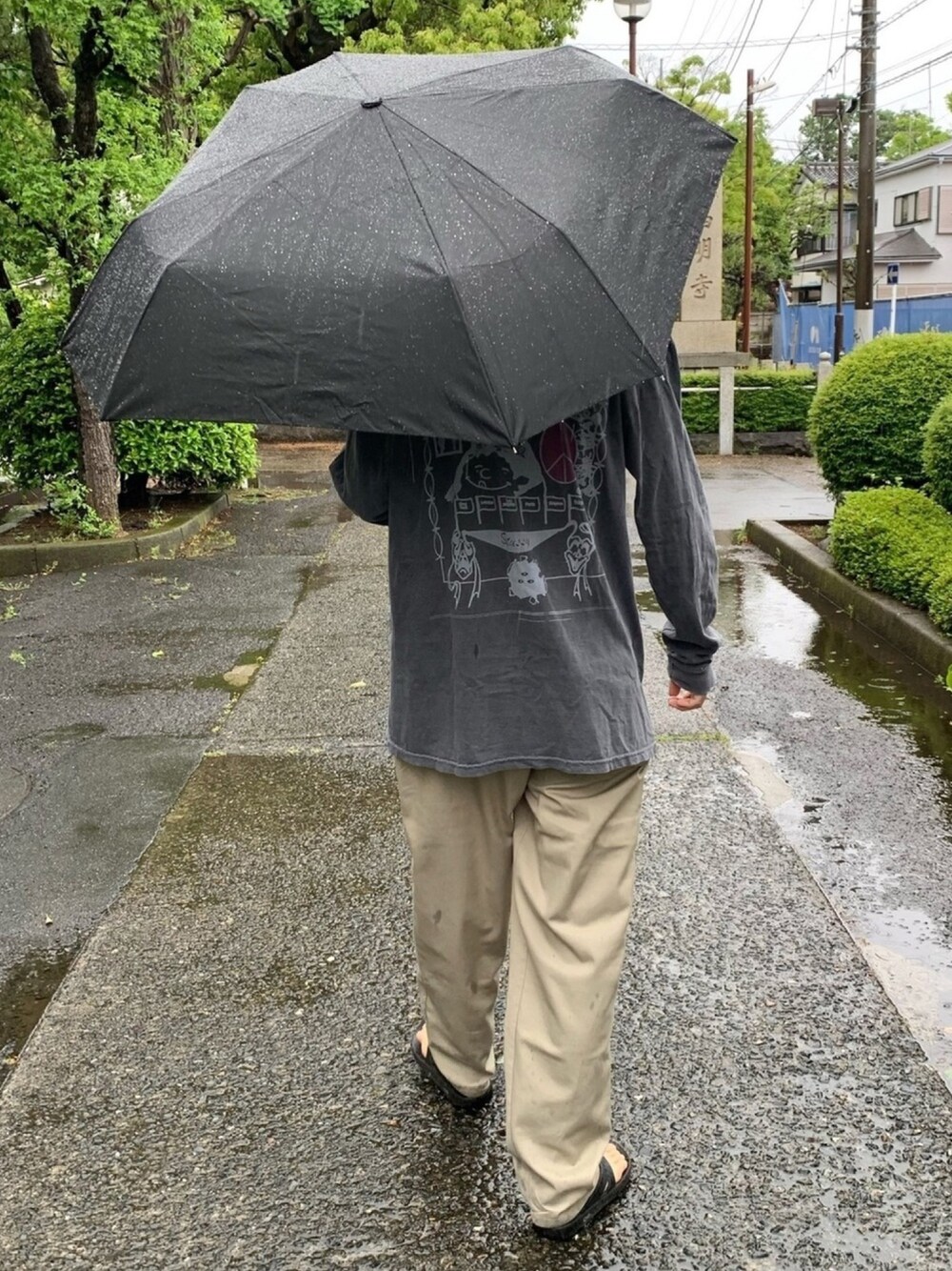 「雨、FARE、フェア、折り畳み傘、oofos、ウーフォス、スタッフセンバツ」｜「GLOSTERの【FARE / フェア】ワンタッチアンブレラ　FA5649（折りたたみ傘、ブラック系）」を使った、須山さん（メンズ・177cm）の春コーディネートの1枚目の写真