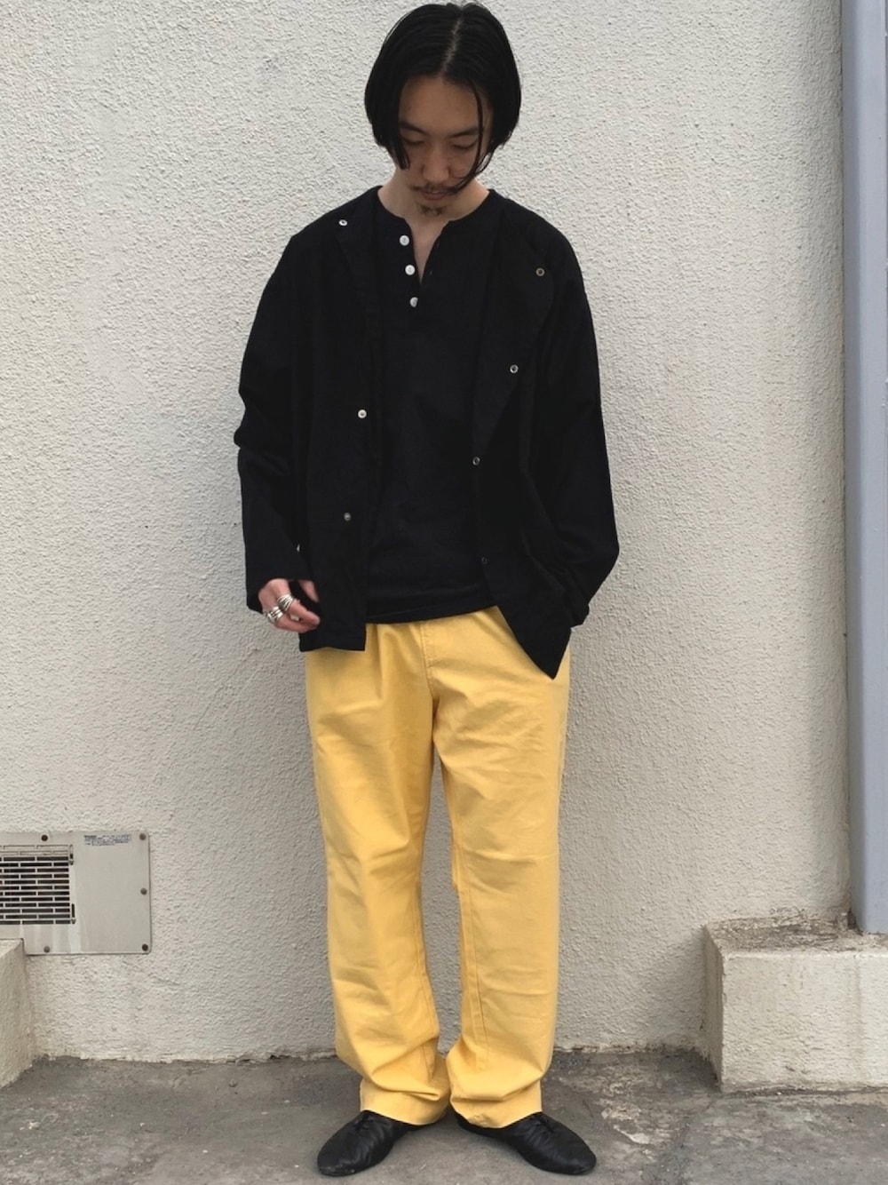 「プチプラ、スリーピングシャツ、シェフパンツ、イエロー、クラウン、fredymac」｜「dead stockのアイテム（シャツ/ブラウス、ブラック系）」を使った、須山さん（メンズ・177cm）の夏コーディネートの1枚目の写真