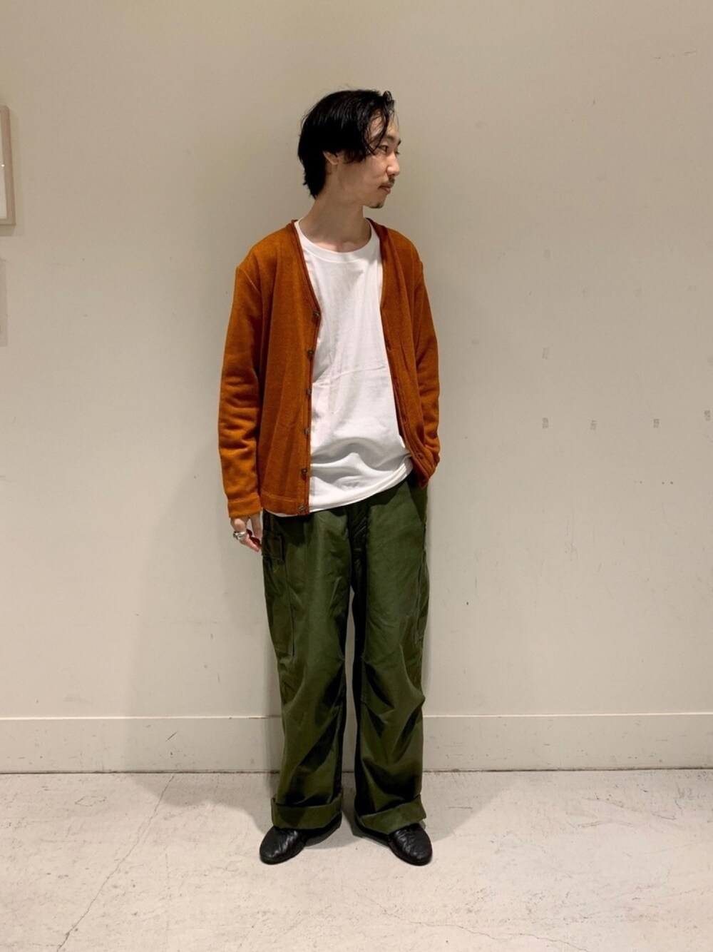 「秋服準備はじめました、秋コーデ、カジュアルコーデ、リラックススタイル、カーディガン、ワイドパンツ、gloster、FREDY&GLOSTER、スタッフセンバツ」｜「GLOSTERのテンセラックレイヤード Vネックカーディガン ロンT付き（Tシャツ/カットソー、レッド系）」を使った、須山さん（メンズ・177cm）の秋コーディネートの1枚目の写真