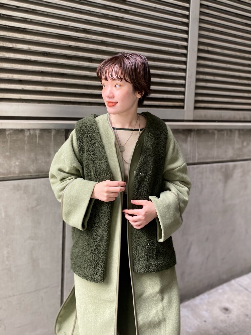 「Kastane、着回しコーデ、コート、アウター」｜「Kastaneのボアベストセットパイピングコート（ムートンコート、グリーン系）」を使った、MOTOZAWA HONOKAさん（レディース・159cm）の冬コーディネートの1枚目の写真