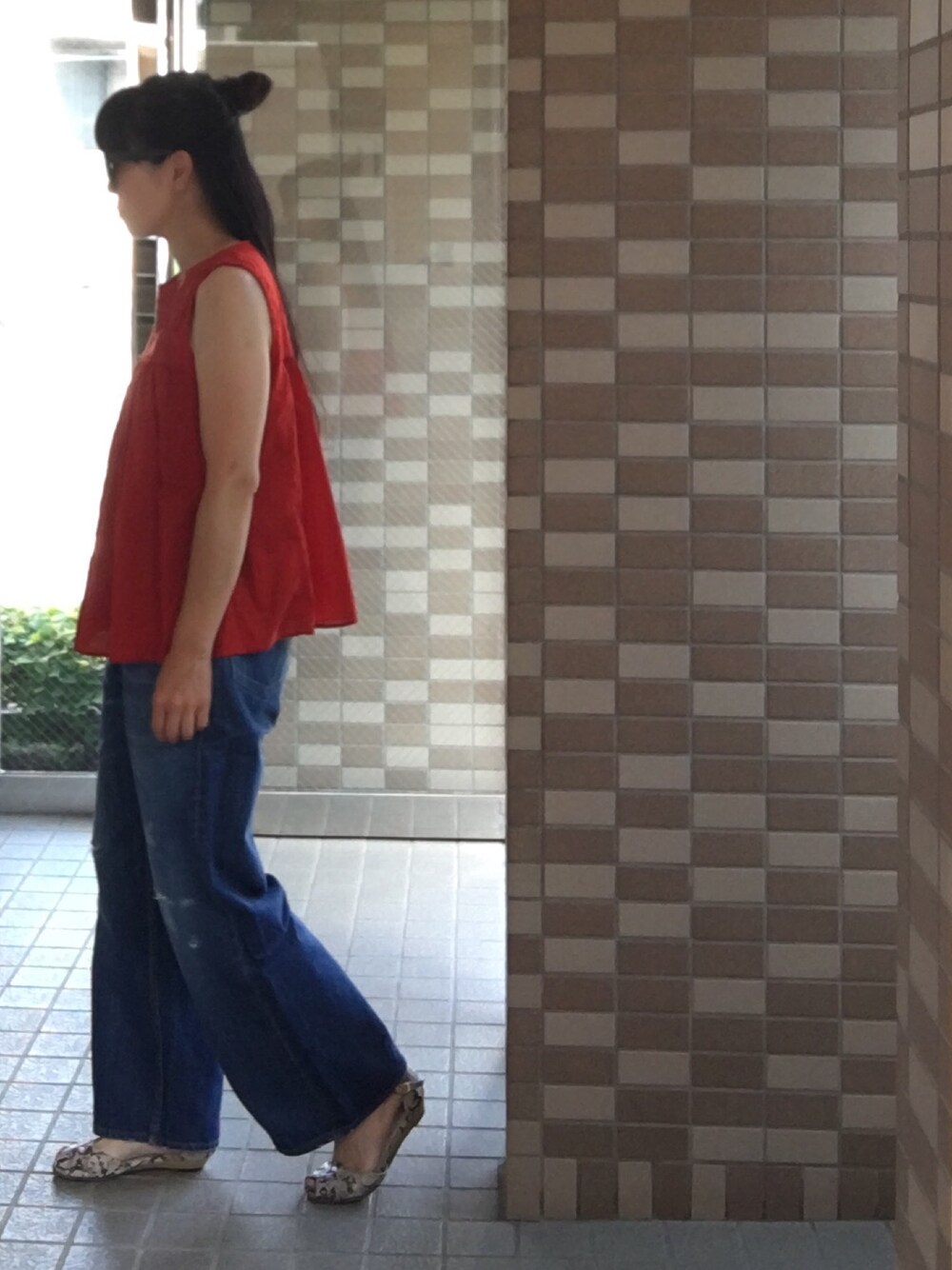 「夏コーデ、シンプル、大人カジュアル、カジュアルコーデ、ママコーデ、ootd、ワイドパンツ、UNIQLO、赤、red」｜「UNIQLOのコットンエンブロイダリーブラウス（ノースリーブ）（シャツ/ブラウス、オレンジ系）」を使った、enonoさん（レディース・157cm）の夏コーディネートの1枚目の写真