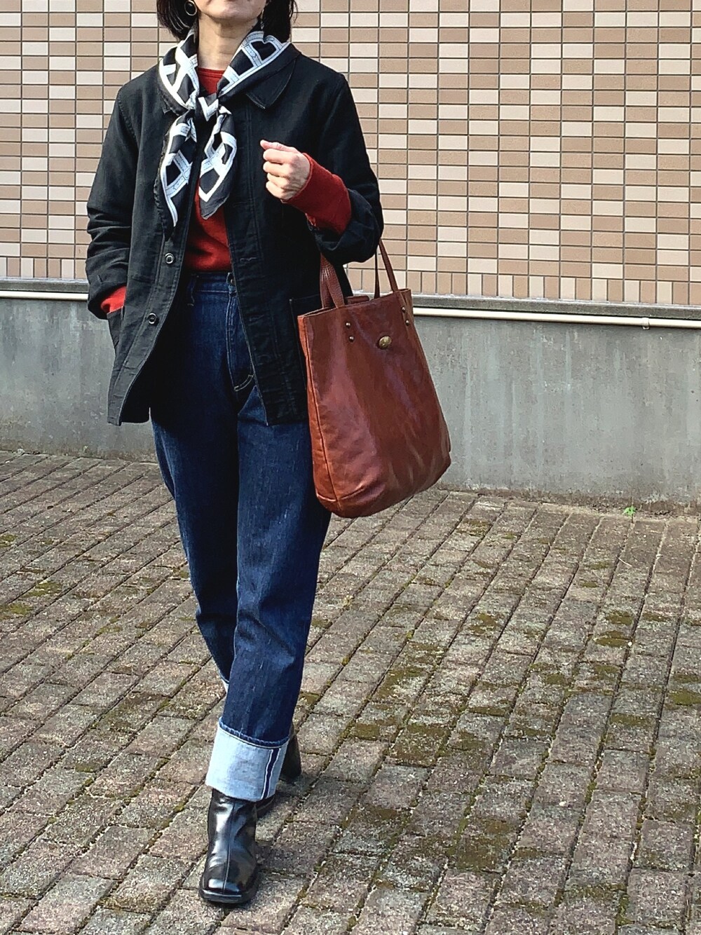 「パンツスタイル、古着、休日スタイル、秋、ママコーデ、ootd、スウェット、スカーフ、やっぱりストリートが好き、秋色」｜「LENOのアイテム（スウェット、レッド系）」を使った、enonoさん（レディース・157cm）の秋コーディネートの1枚目の写真