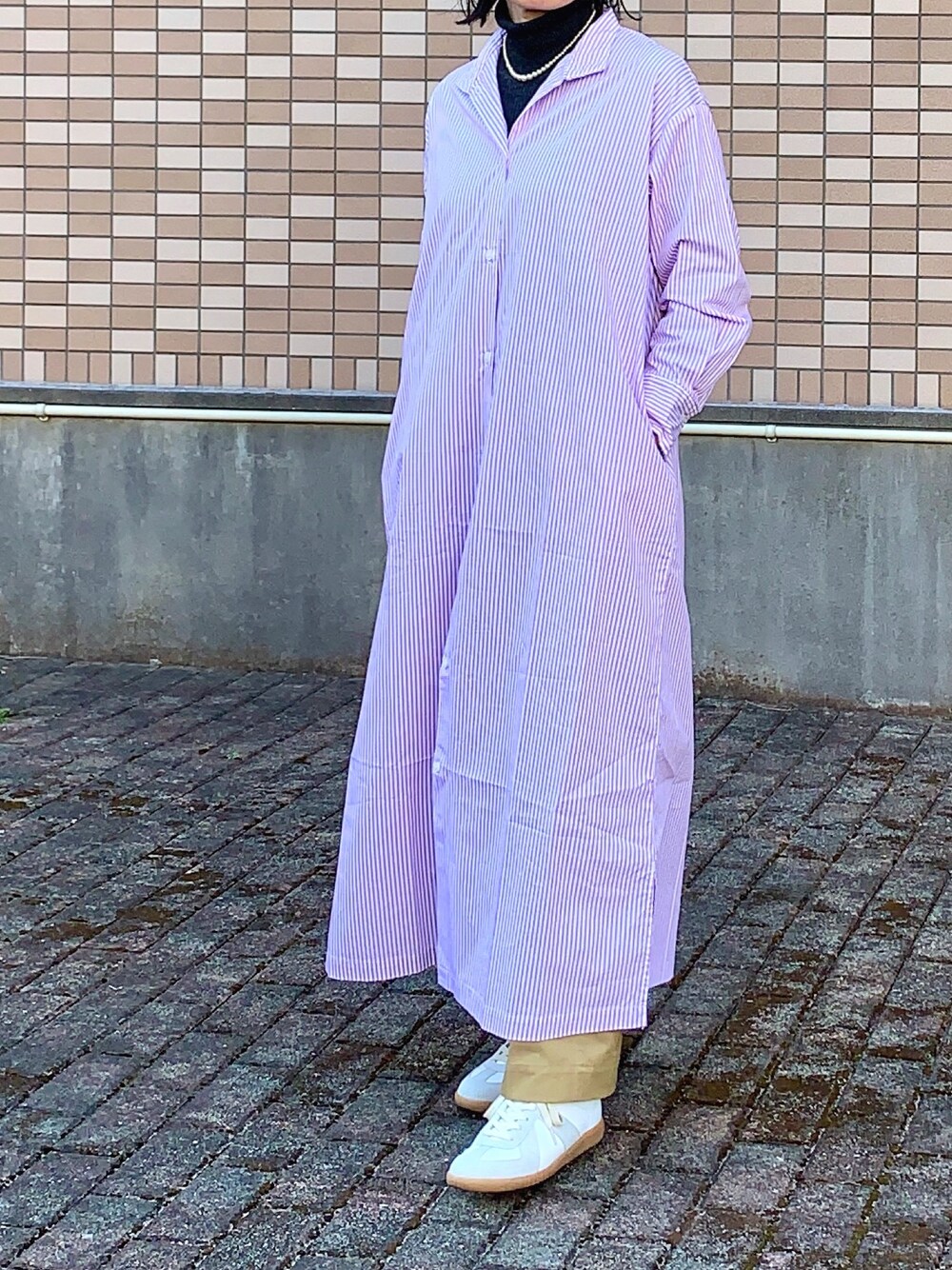 「オトナカジュアル、オトナ女子、きれいめカジュアル、ママコーデ、ピンク、スニーカーコーデ、シンプルコーデ、ootd、シャツワンピース、チノパン」｜「無印良品のアイテム（ニット/セーター、グレー系）」を使った、enonoさん（レディース・157cm）の冬コーディネートの1枚目の写真