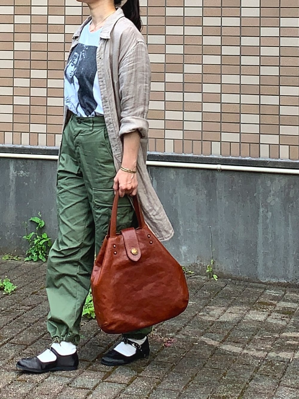「春夏コーデ、これが私をアゲる服、大人カジュアル、着回しコーデ、カジュアルコーデ、白Tシャツ、ママコーデ、ラクチンコーデ、リネン、トートバッグ」｜「MEDICOM TOYのAmplifier “真島昌利” TEE（Tシャツ/カットソー、ホワイト系）」を使った、enonoさん（レディース・157cm）の春コーディネートの1枚目の写真
