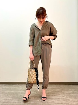 「ジョガーパンツ」｜「アイテム（財布/小物）」を使った、ルクールブラン京都ポルタ店スタッフさん（レディース・162cm）の春コーディネート