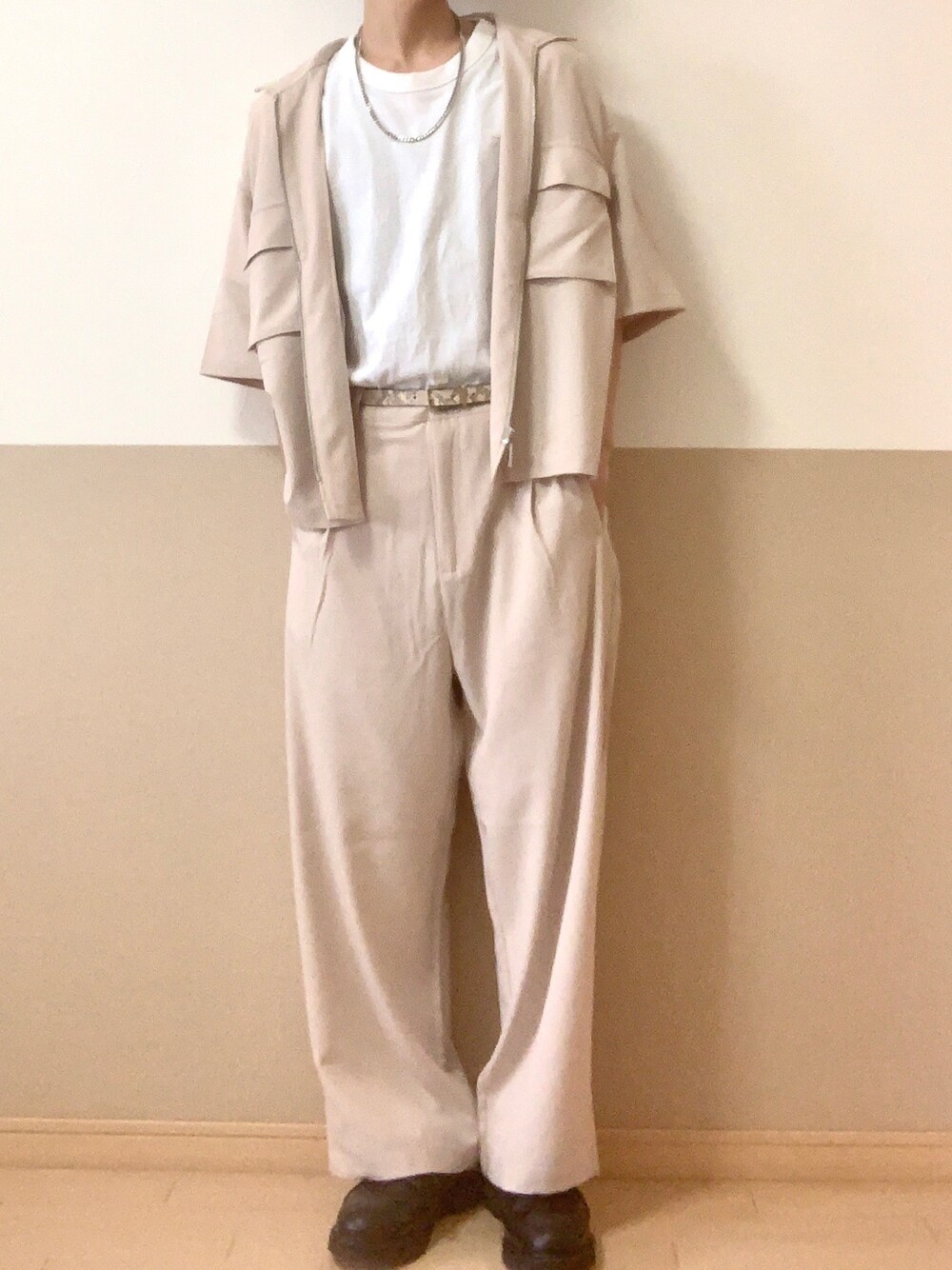 「休日スタイル、大人コーデ、シンプルコーデ、リラックススタイル、白Tシャツ、ベージュ、セットアップ、GU、おしゃれさんと繋がりたい、いいね、save、フォローお願いします🤑」｜「ASTRONOMYのセットアップ ポリトロストレッチ半袖ビックポケットジップシャツ＆ワイドパンツ（シャツ/ブラウス、ベージュ系）」を使った、KaiTo さん（メンズ・172cm）の夏コーディネートの1枚目の写真
