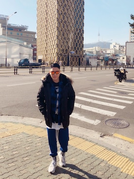 「JUSTIN BIEBER STADIUM TOUR（ジャスティンビーバースタジアムツアー）のアイテム」を使った、Edimundson さん（メンズ・180cm）の冬コーディネート