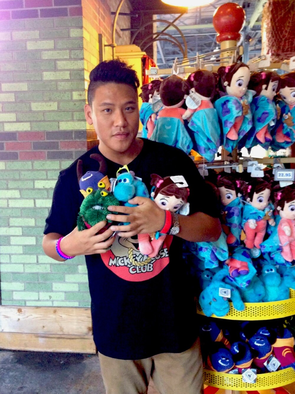 「ootd、夏、街頭穿搭、基礎款、hkboy、disney、streetstyle、streetfashion、menswear、JOYRICH」｜「JOYRICHのアイテム（Tシャツ/カットソー、ブラック系）」を使った、Edimundson さん（メンズ・180cm）の春コーディネートの1枚目の写真