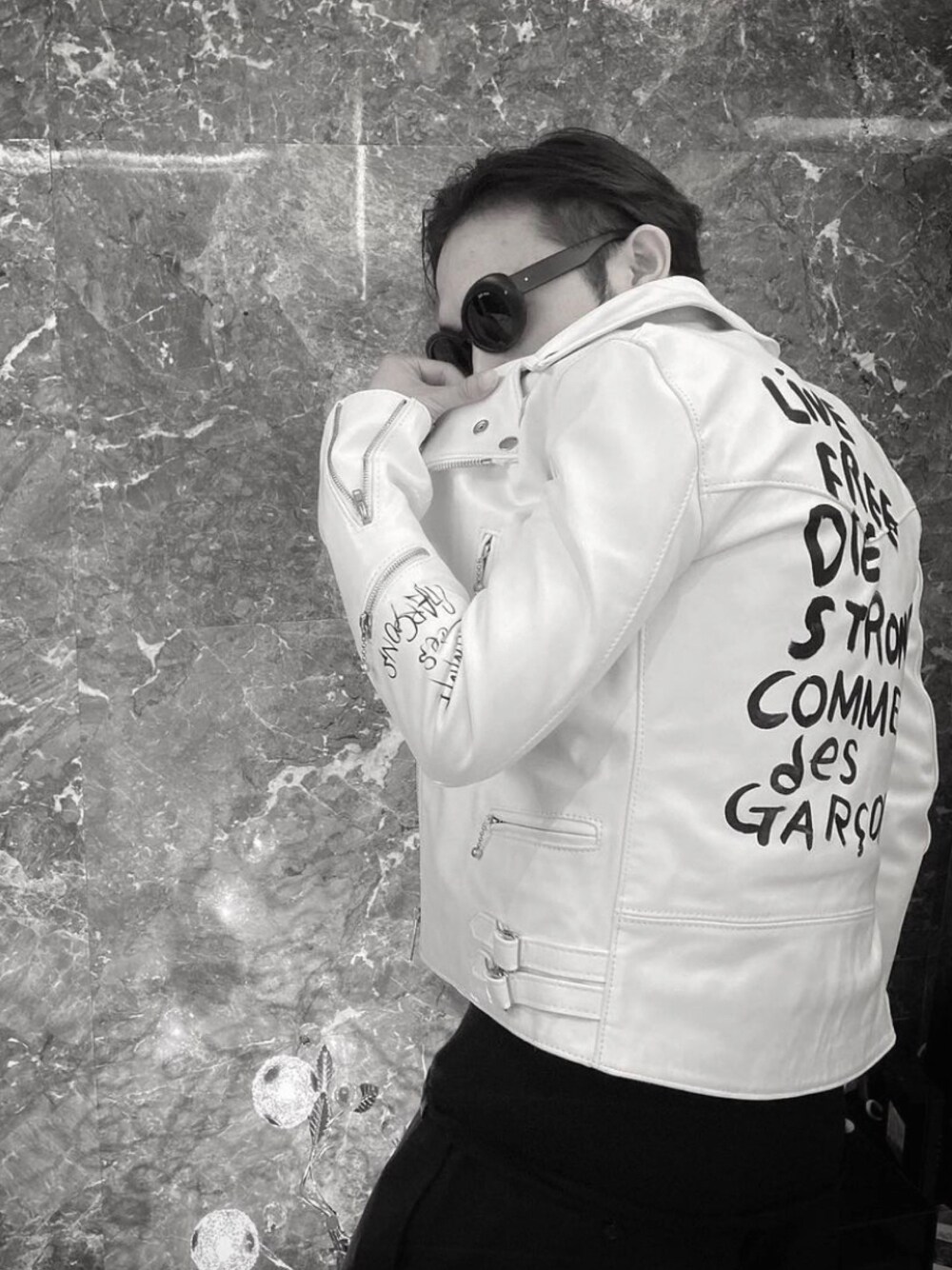 「今日のコーデ、おしゃれさんと繋がりたい、ビックシルエット、ライダース、コムデギャルソン、ソロイスト」｜「COMME des GARCONS HOMME PLUSのアイテム（ライダースジャケット、ホワイト系）」を使った、mapplethorpe1019さん（メンズ・177cm）の冬コーディネートの1枚目の写真