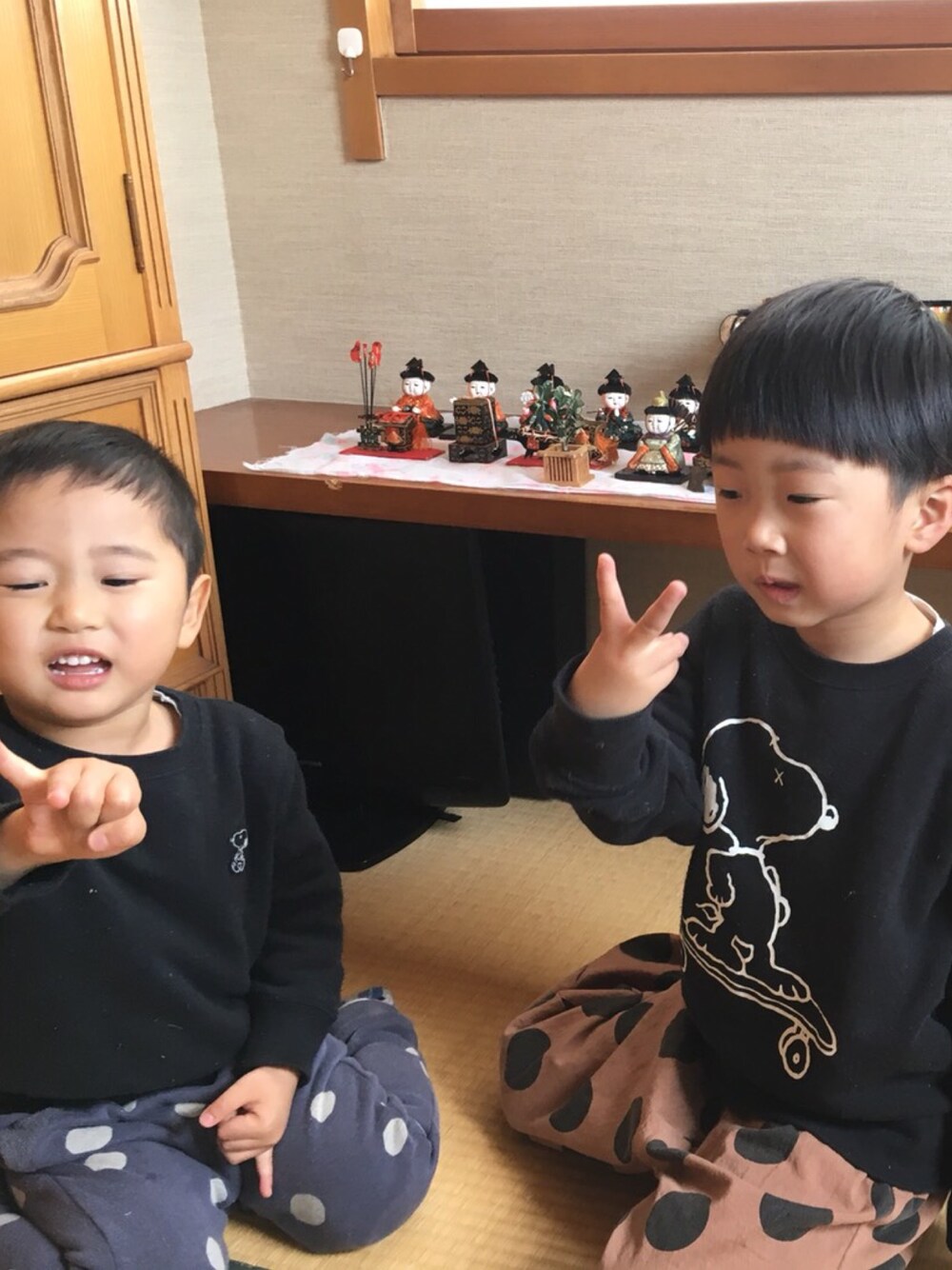 「スヌーピー、SNOOPY×カウズ、水玉、ドット、スウェット」｜「UNIQLOのアイテム（スウェット、ブラック系）」を使った、kcnskさん（キッズ・110cm）の春コーディネートの1枚目の写真