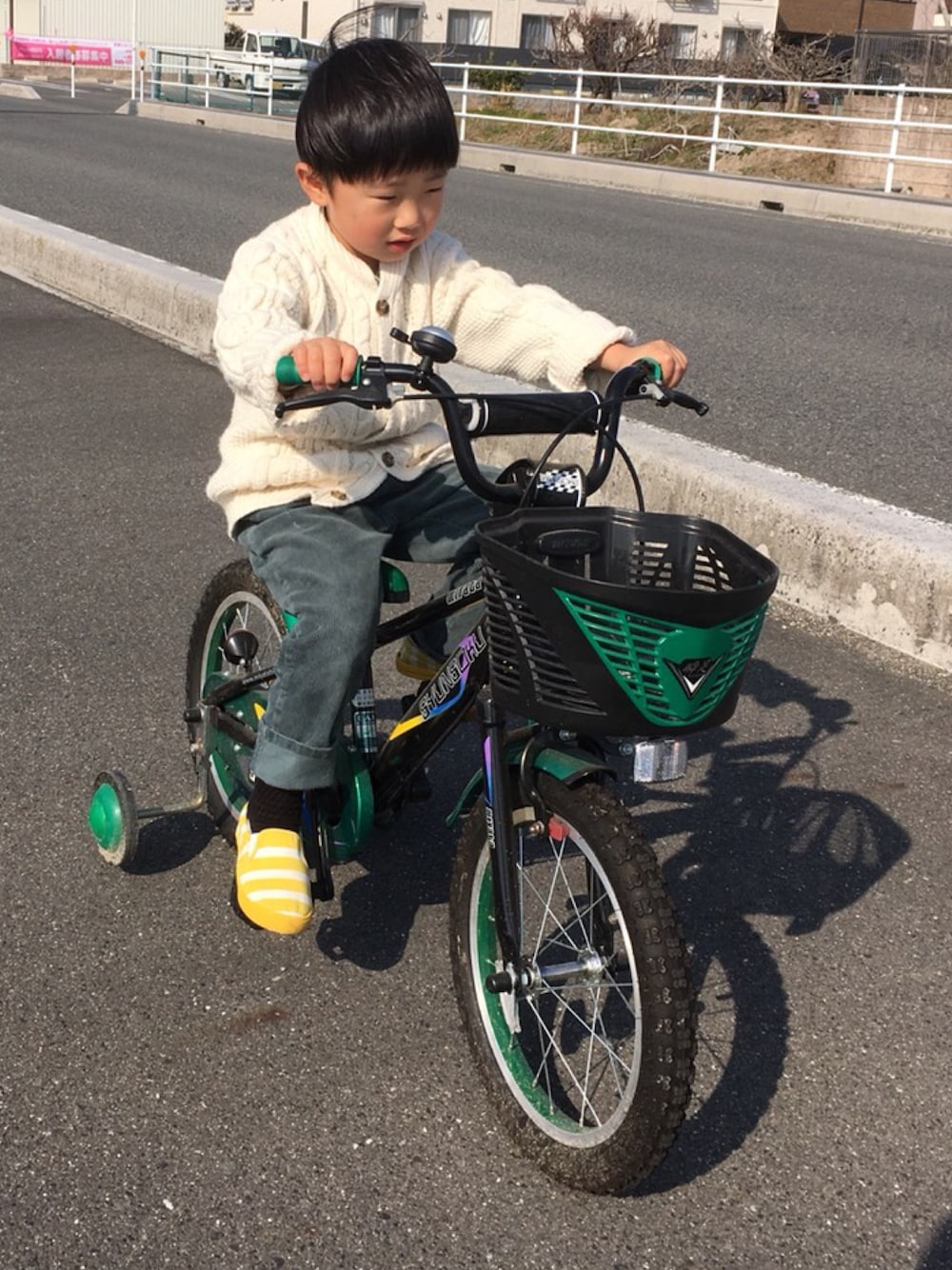 「ケーブルニット、コーデュロイ、スリッポン、自転車スタイル」｜「petit mainのケーブル編みニットカーディガン（カーディガン/ボレロ、ホワイト系）」を使った、kcnskさん（キッズ・110cm）の春コーディネートの1枚目の写真