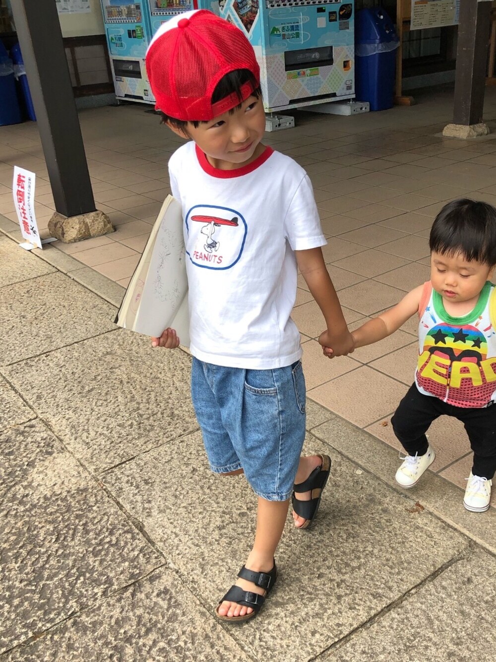 「メッシュキャップ、スヌーピー、リンガーTシャツ、ハーフパンツ、韓国子供服、サンダル」｜「韓国服のアイテム（Tシャツ/カットソー、ホワイト系）」を使った、kcnskさん（キッズ・120cm）の夏コーディネートの1枚目の写真