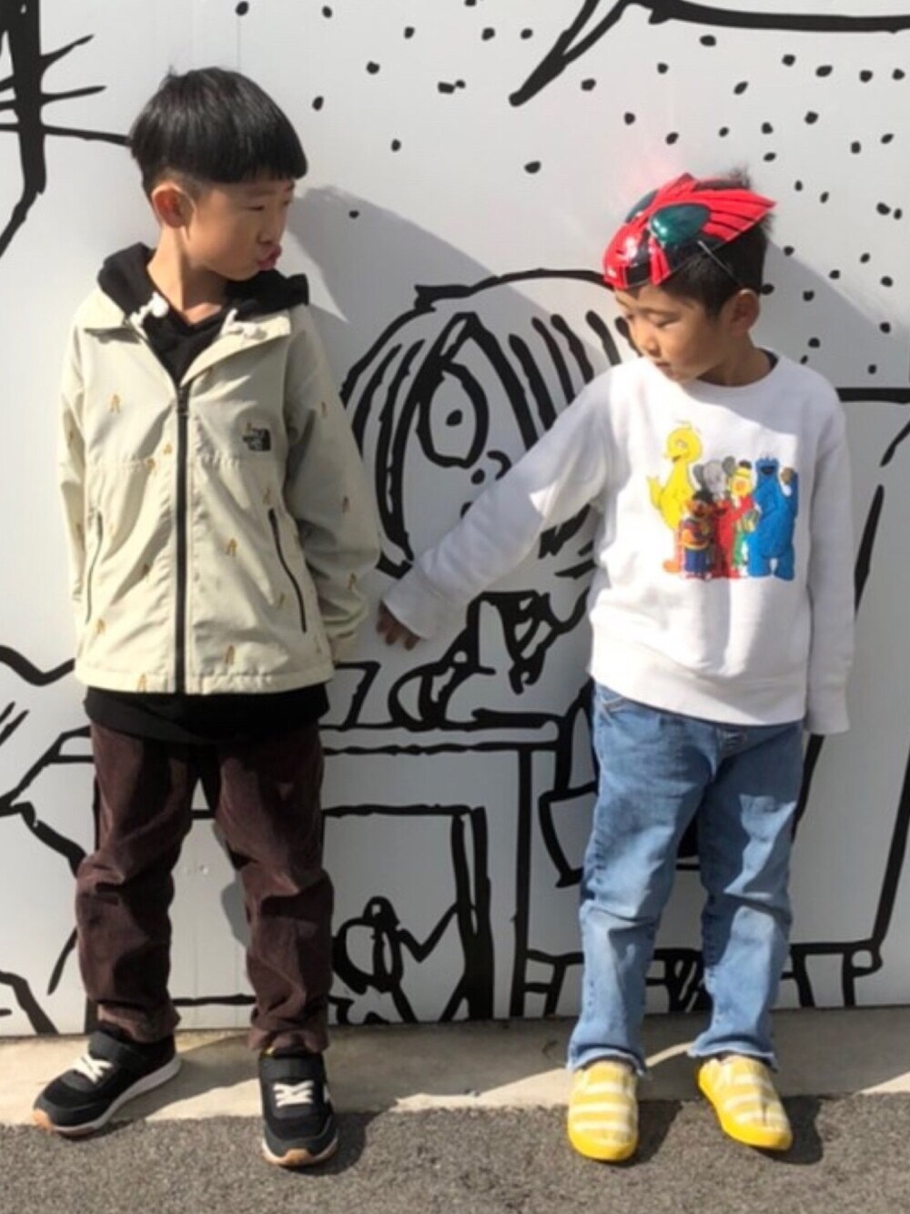 「ウィンドブレーカー、パーカー、コーデュロイ、ツーブロック、セサミストリート、カットオフデニム、スリッポン、兄弟、仮面ライダー」｜「THE NORTH FACEのnorthface/ﾉｰｽﾌｪｲｽ noveltyCacket ﾕﾆｾｯｸｽ（ナイロンジャケット、ホワイト系）」を使った、kcnskさん（キッズ・120cm）の秋コーディネートの1枚目の写真