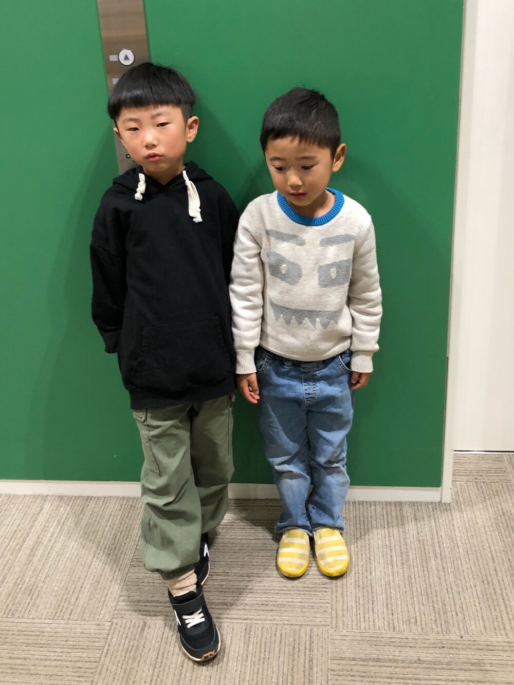 「パーカー、軍パン、ツーブロック、セーター、カットオフデニム、スリッポン、兄弟コーディネート」｜「韓国服のアイテム（パーカー、ブラック系）」を使った、kcnskさん（キッズ・120cm）の冬コーディネートの1枚目の写真