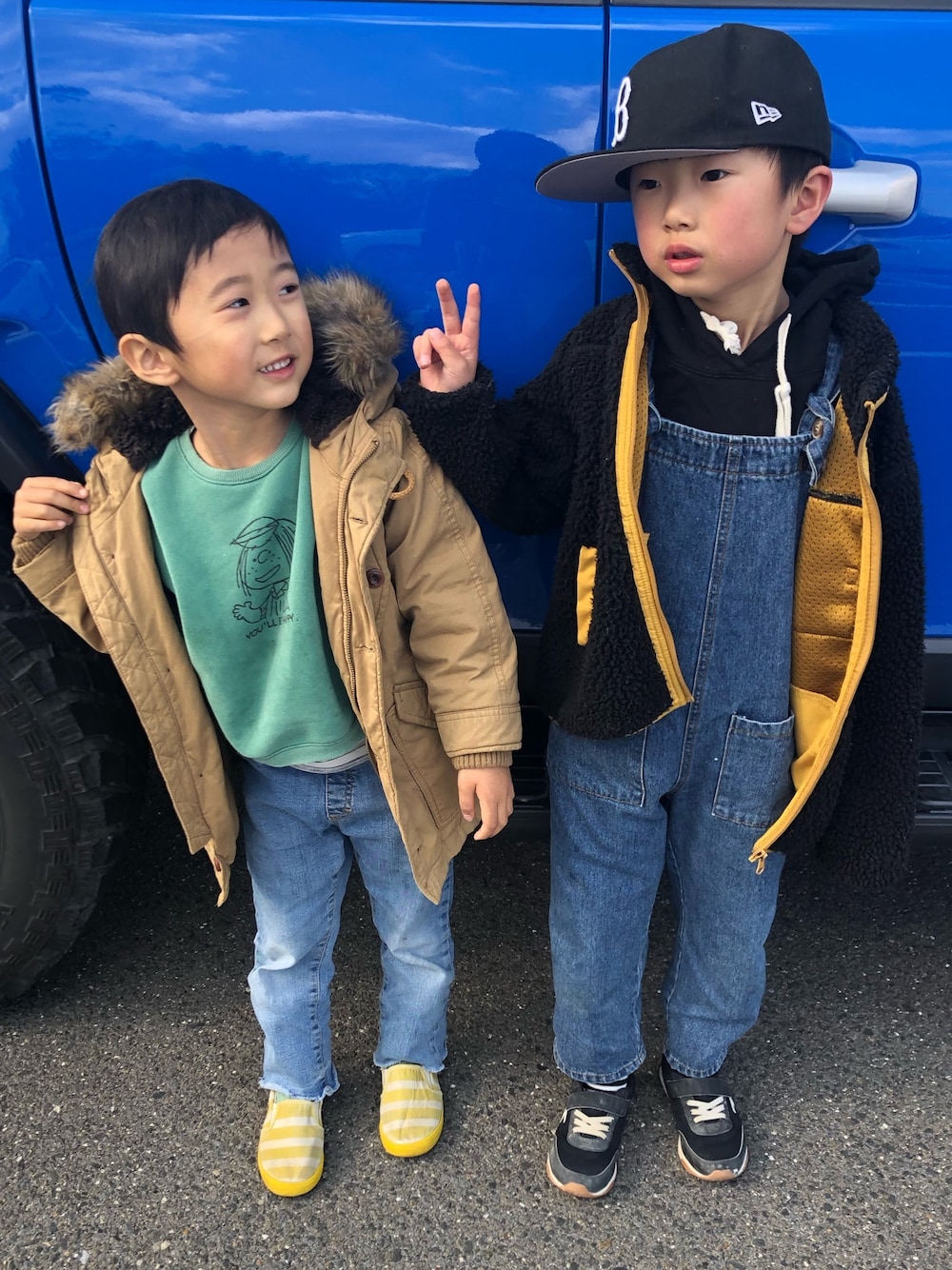 「兄弟コーディネート、キャップ、ニューエラ、ボストン、フリース、オーバーオール、パーカー、N3B、スヌーピー、スリッポン」｜「babyGAPのアイテム（ジャケット/アウター、ベージュ系）」を使った、kcnskさん（キッズ・120cm）の春コーディネートの1枚目の写真