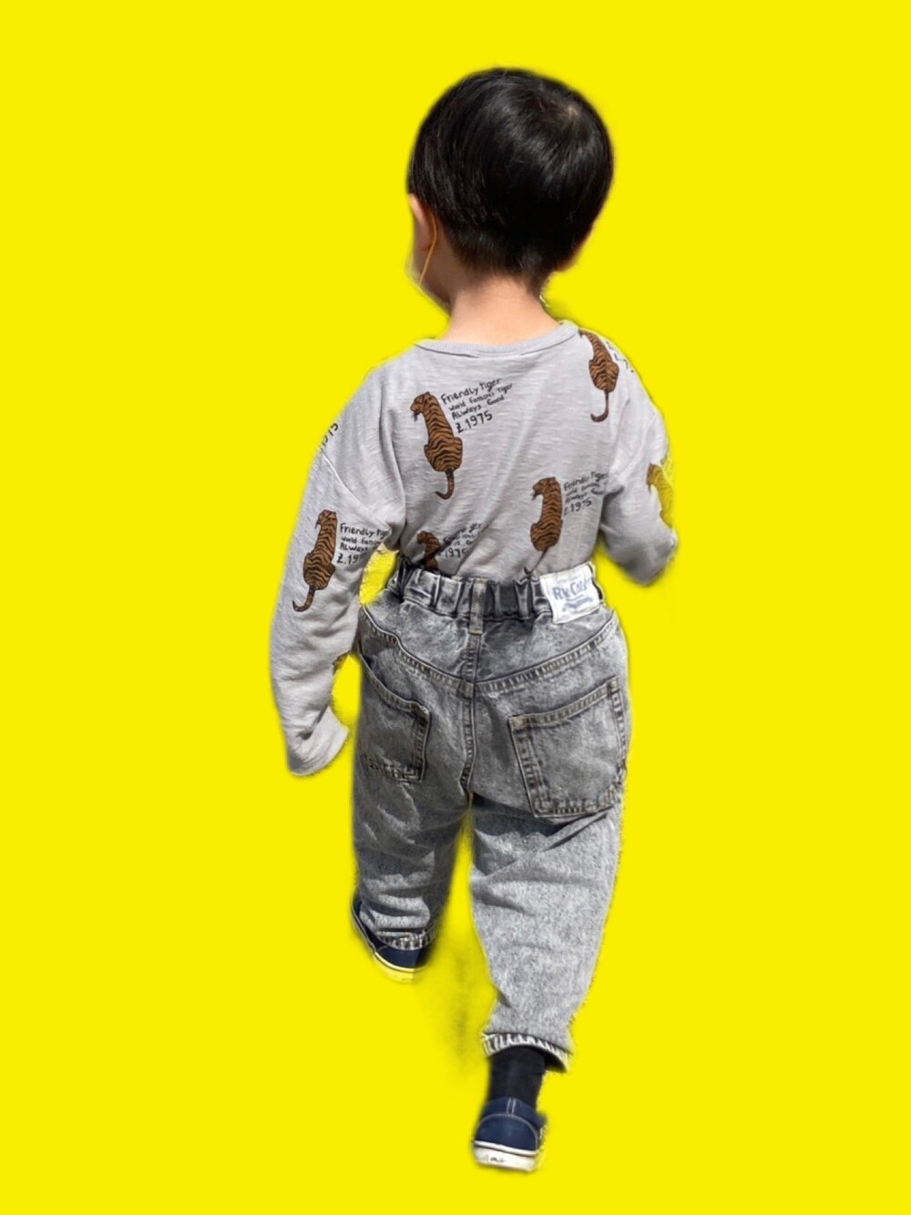 「虎、タイガー、霜降りグレー、タックイン、スリッポン、サメ」｜「RADCHAPのケミカル加工デニムパンツ（デニムパンツ、グレー系）」を使った、kcnskさん（キッズ・125cm）の春コーディネートの1枚目の写真
