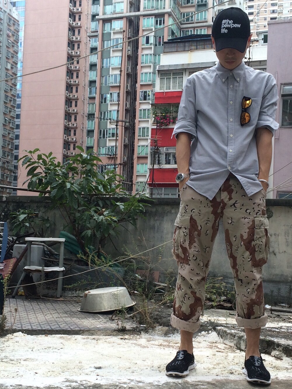 「milstreet、Oakley、NIKE、UNIQLO、relaxwatches」｜「PEW PEW LIFEのアイテム（キャップ、ブラック系）」を使った、Douglas Makさん（メンズ・178cm）の秋コーディネートの1枚目の写真
