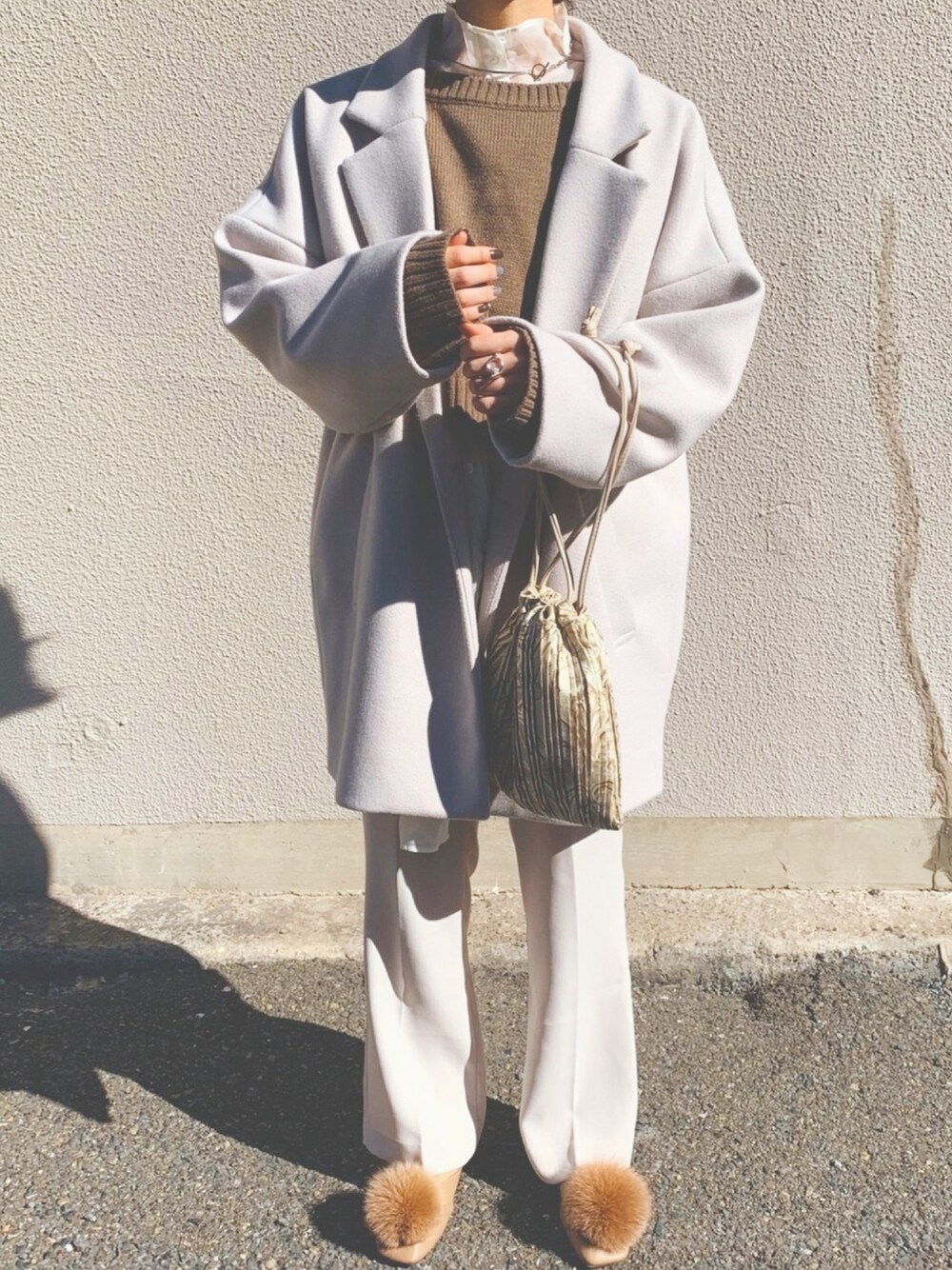 ホワイト系のその他アウター、ホワイト系のシャツ/ブラウス、ブラウン系のワンピースを着用したレディースの冬コーディネートの1枚目の写真