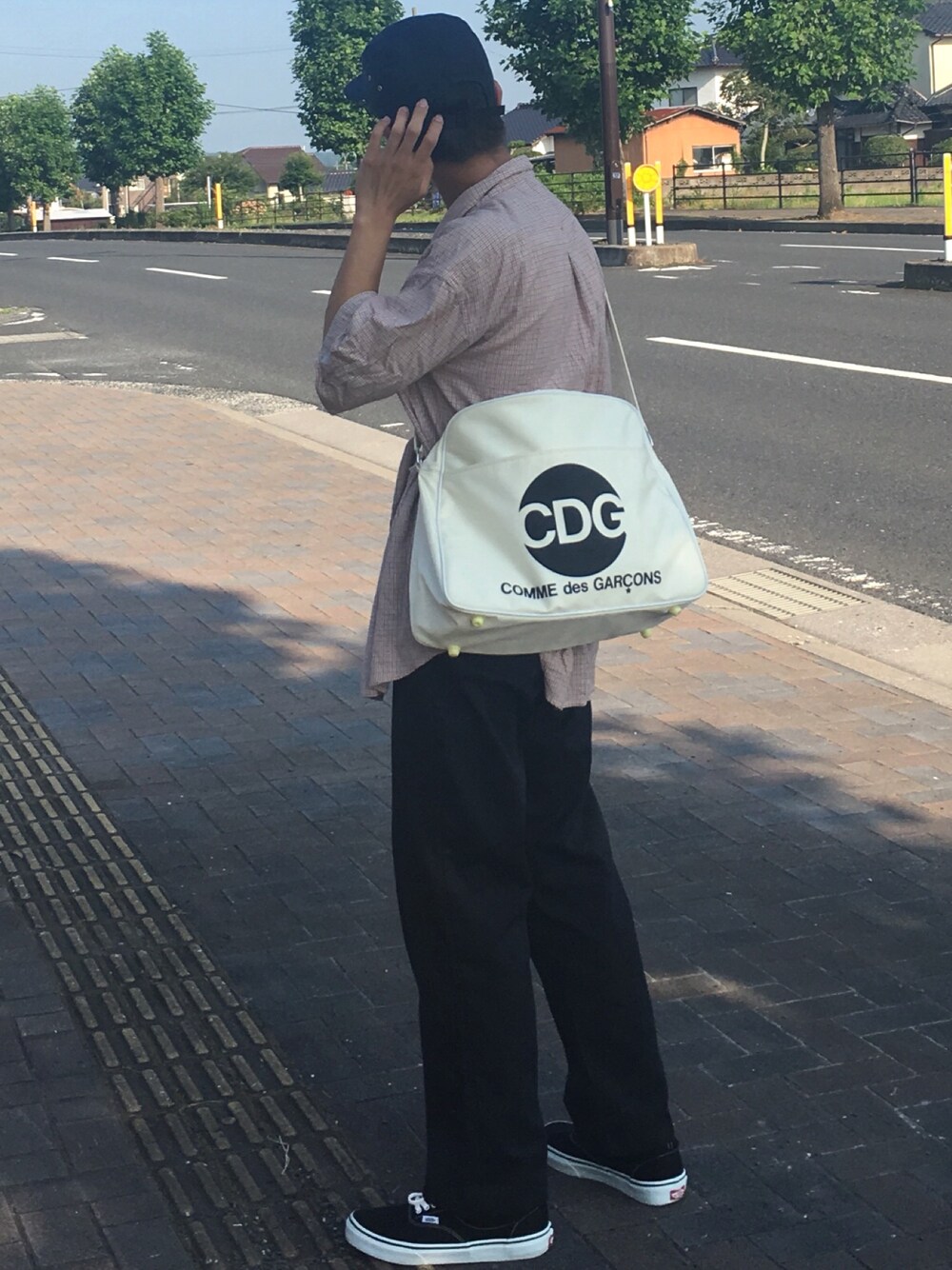 「シンプルコーデ、メンズ、COMME des GARCONS、supreme、Dickies、VANS、夏コーデ、シャツスタイル、ストリートMIX、古着」｜「COMME des GARCONSのアイテム（メッセンジャーバッグ、ホワイト系）」を使った、よしのさん（メンズ・173cm）の夏コーディネートの1枚目の写真