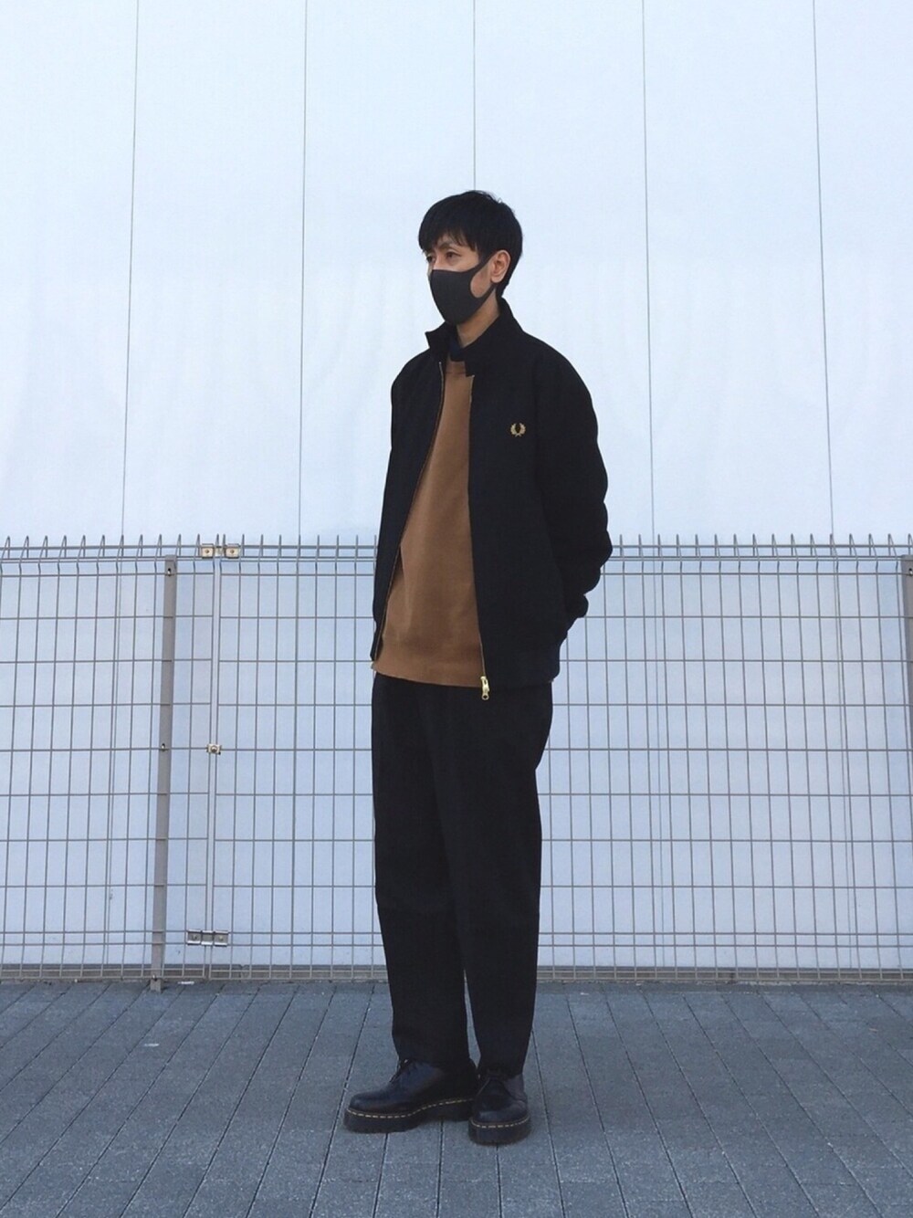 「FRED PERRY、フレッドペリー、ハリントンジャケット、ジャケット、Dr.Martens、ユニクロ、UNIQLO U、ドクターマーチン、休日スタイル、シンプルコーデ」｜「FRED PERRYのSharp Harrington Jacket（ブルゾン、ブラック系）」を使った、shinyaさん（メンズ・172cm）の冬コーディネートの1枚目の写真