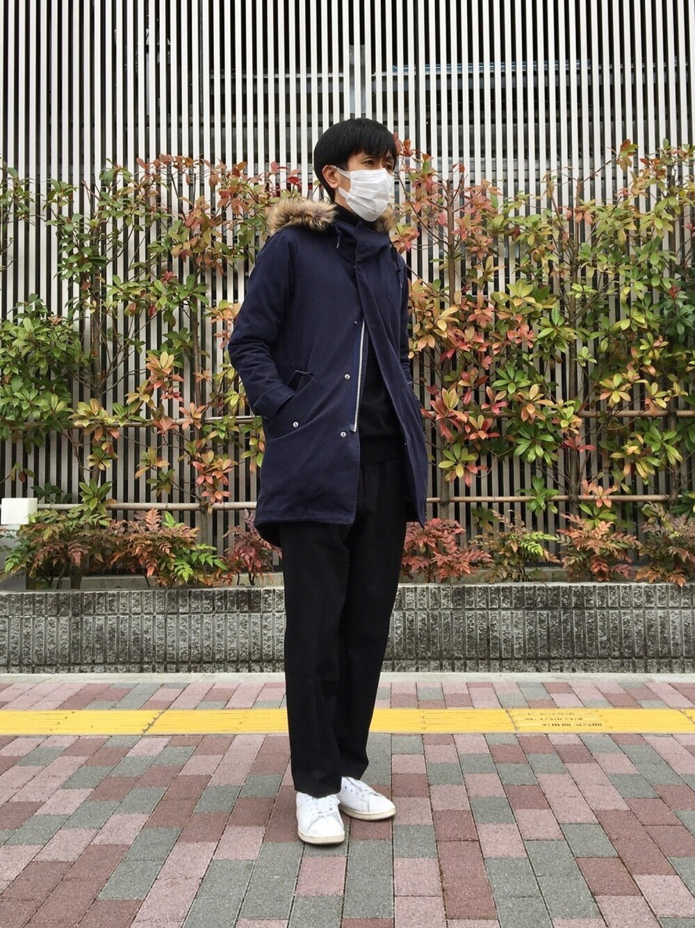 「フレッドペリー、FRED PERRY、モッズコート、ネイビー、ユニクロ、UNIQLO、ワイドテーパードパンツ、スタンスミス、アディダス、休日コーデ」｜「FRED PERRYのMen Mods Parka（モッズコート、ブルー系）」を使った、shinyaさん（メンズ・172cm）の春コーディネートの1枚目の写真