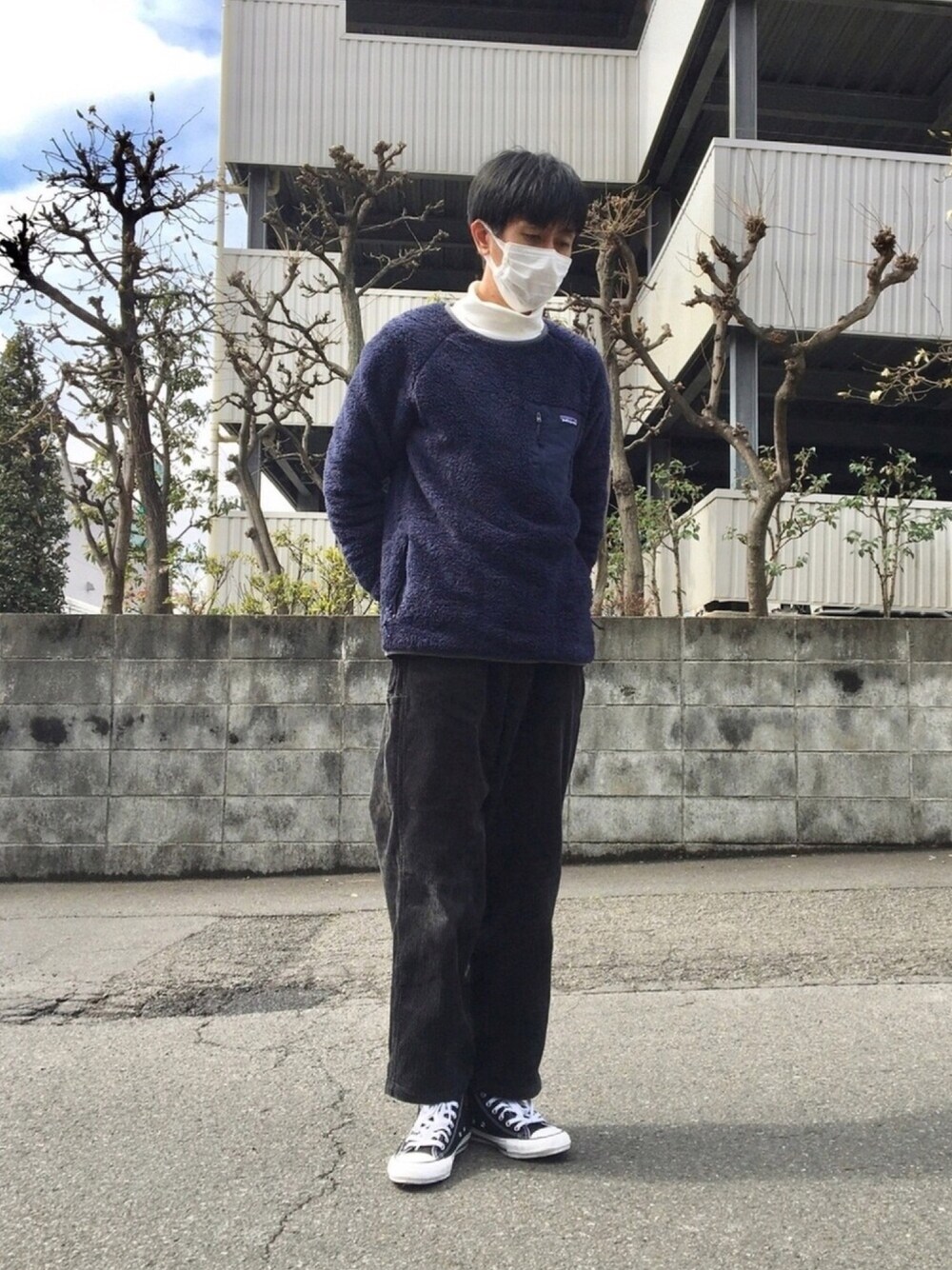「パタゴニア、patagonia、ユニクロ、UNIQLO、オールスター、ALLSTAR100、converse、今日のコーデ、休日コーデ、シンプルスタイル」｜「patagoniaのPatagonia / Los Gatos Crew▲（スウェット、ブルー系）」を使った、shinyaさん（メンズ・172cm）の春コーディネートの1枚目の写真
