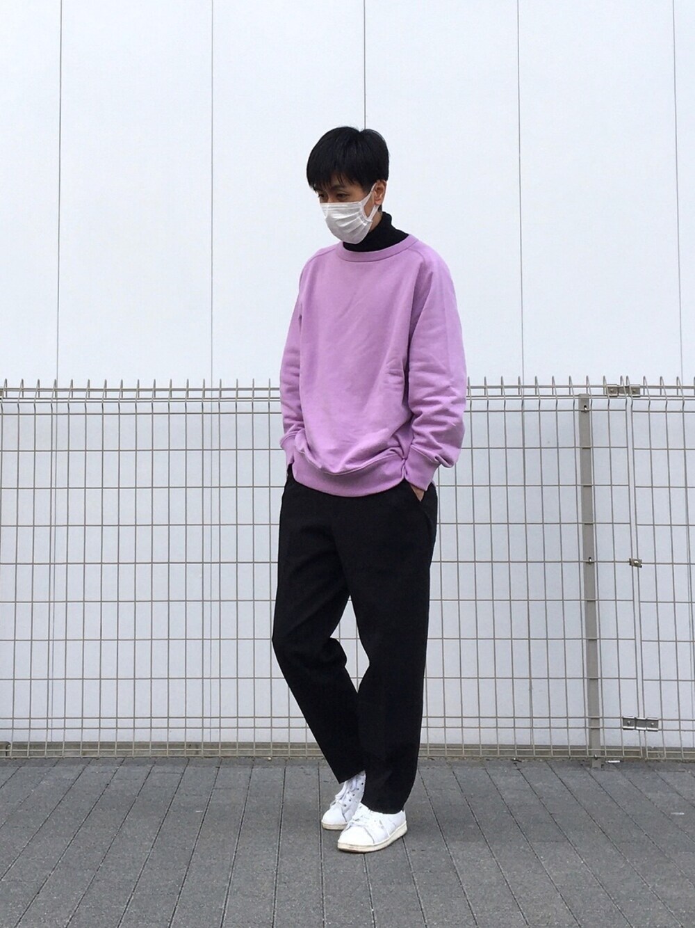 「ユニクロ、UNIQLO、ユニクロユー、UNIQLO U、スウェット、ワイドフィットテーパードパンツ、パープル、カジュアル、春、休日コーデ」｜「UNIQLOのワイドフィットスエットシャツ（スウェット、ピンク系）」を使った、shinyaさん（メンズ・172cm）の春コーディネートの1枚目の写真