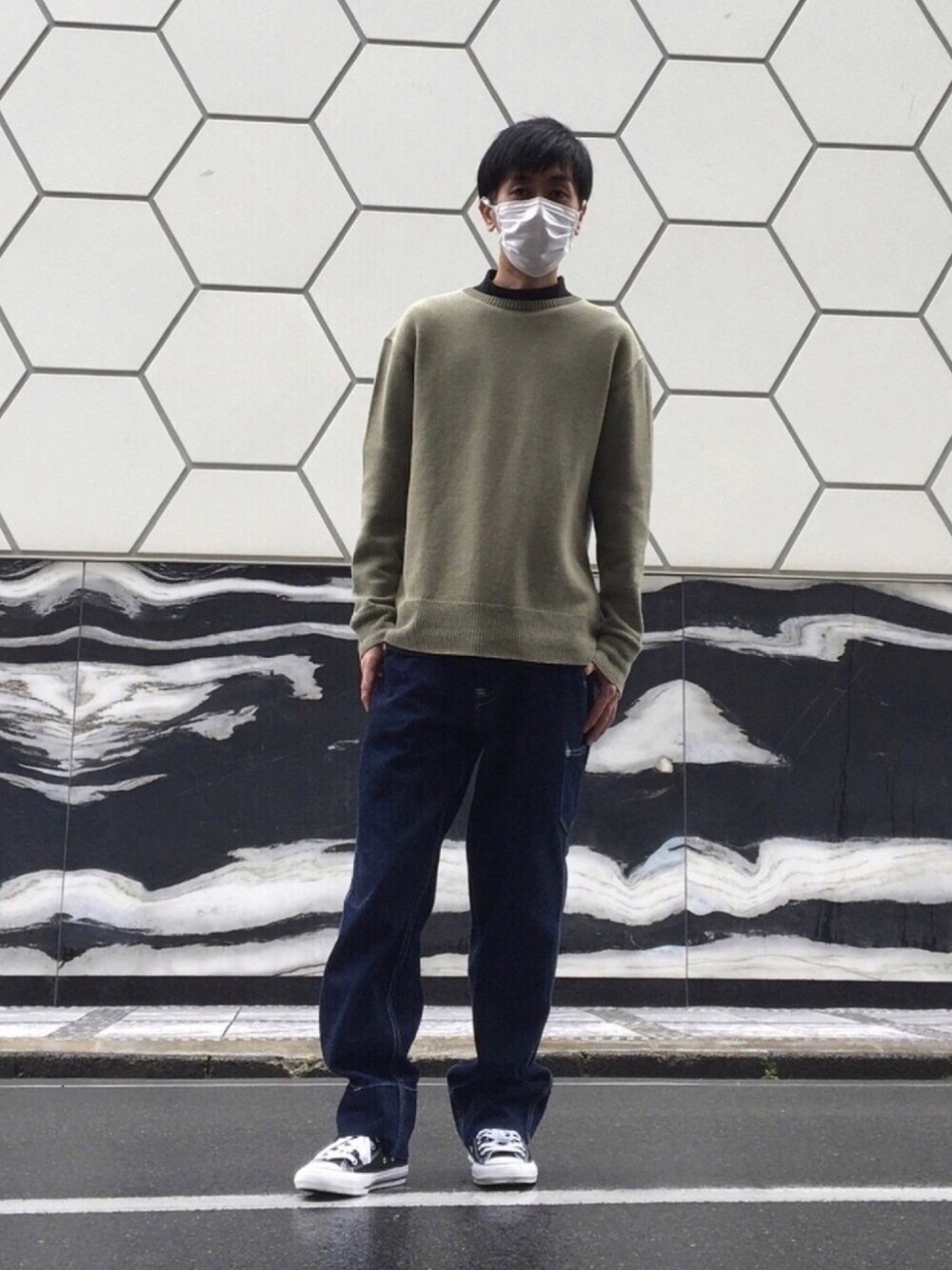 「LEVI'S RED、UNIQLO U、ALLSTAR100、スニーカーコーデ、デニムパンツ、ニット、休日スタイル、今日のコーデ、休日コーデ、春コーデ」｜「CONVERSE ALL STARのCONVERSE / コンバース：ALL STAR 100 COLORS HI#（スニーカー、ブラック系）」を使った、shinyaさん（メンズ・172cm）の春コーディネートの1枚目の写真
