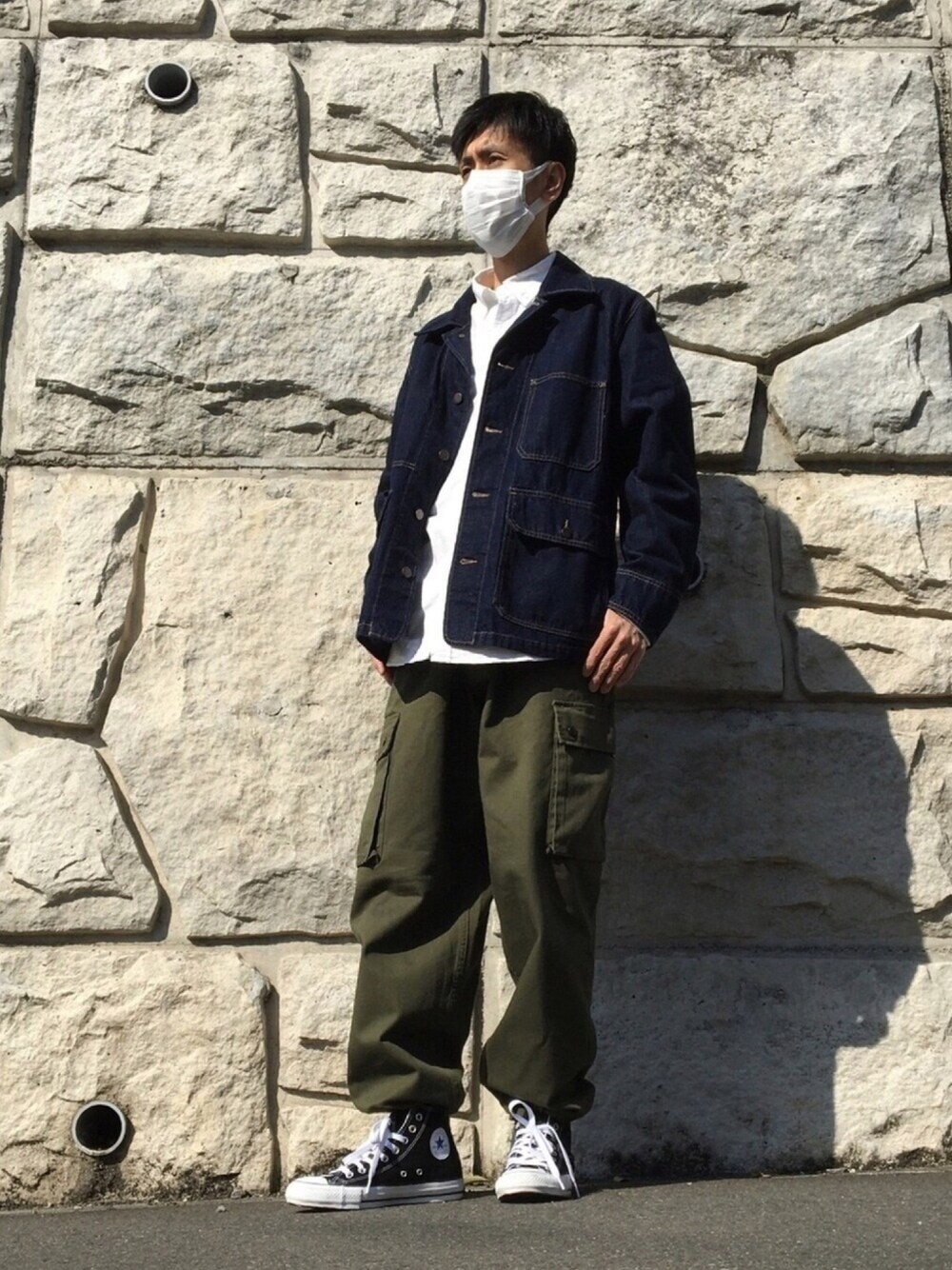 「HINSON、カーゴパンツ、ミリタリー、ミリタリーパンツ、UNIQLO、デニムジャケット、ALL STAR、今日のコーデ、春コーデ、ファッションの力を信じよう」｜「HINSONのHINSON/ヒンソン EURO VINTAGE CARGO PANTS/ユーロ ヴィンテージ カーゴ パンツ（その他パンツ、グリーン系）」を使った、shinyaさん（メンズ・172cm）の春コーディネートの1枚目の写真