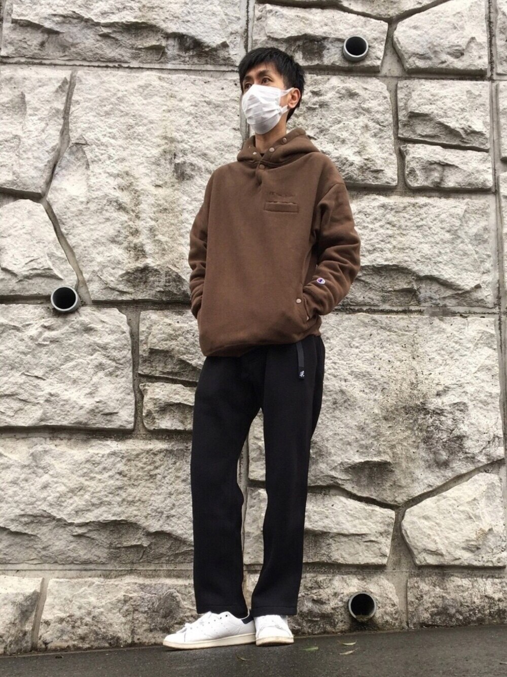 「Champion、チャンピオン、パーカー、パーカーコーデ、GRAMICCI、グラミチ、スタンスミス、春コーデ、白スニーカー、リラックススタイル」｜「Championの【別注】Champion×DOORS　RWフーディー（パーカー、ブラウン系）」を使った、shinyaさん（メンズ・172cm）の春コーディネートの1枚目の写真