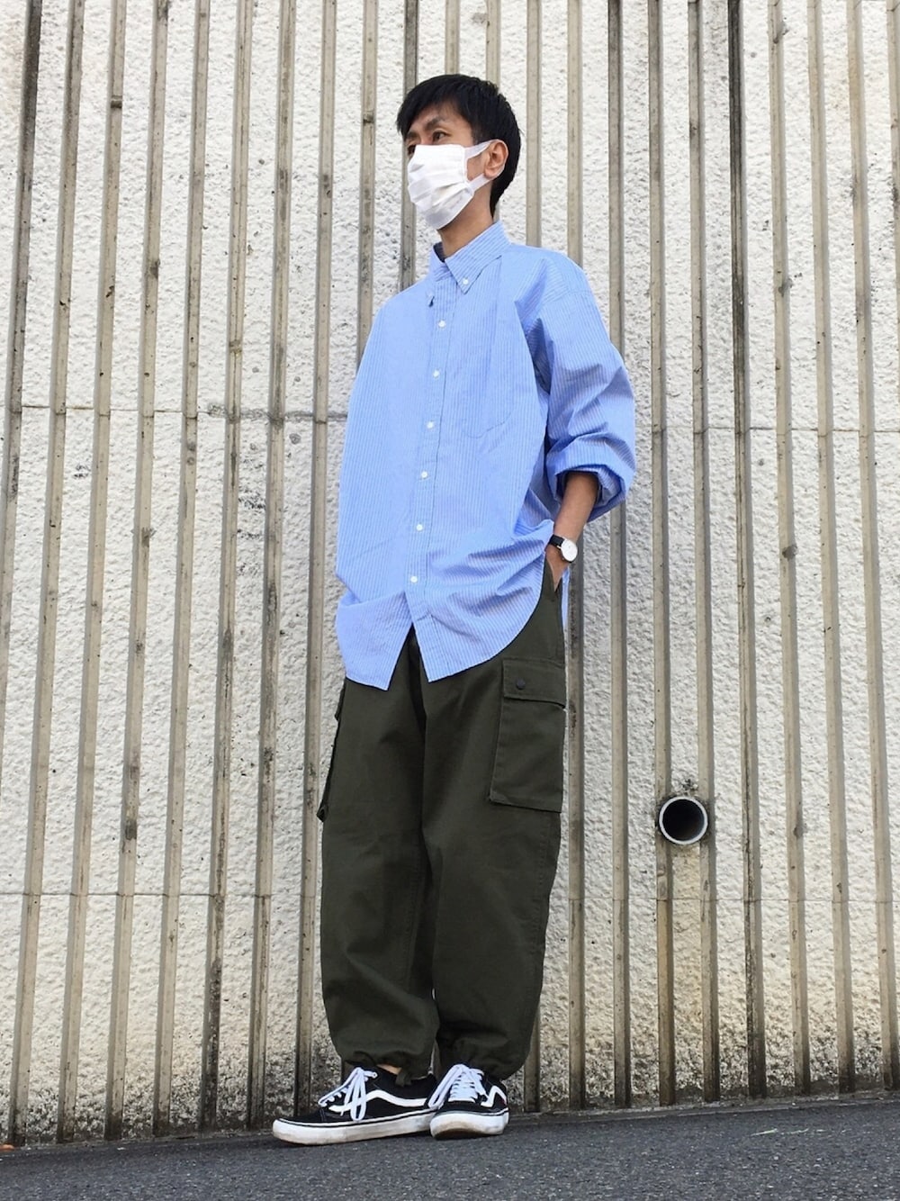 「ノーティカ、nautica、ブロードシャツ、HINSON、カーゴパンツ、ミリタリーパンツ、ビックシルエット、シャツスタイル、休日コーデ、スニーカーコーデ」｜「HINSONのHINSON/ヒンソン EURO VINTAGE CARGO PANTS/ユーロ ヴィンテージ カーゴ パンツ（その他パンツ、グリーン系）」を使った、shinyaさん（メンズ・172cm）の春コーディネートの1枚目の写真