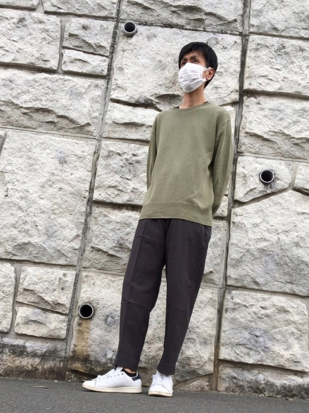 「UNIQLO、ユニクロ、UNIQLO U、春ニット、テーパードパンツ、スタンスミス、ユニクロコーデ、シンプルコーデ、大人カジュアル、きれいめカジュアル」｜「UNIQLOの3Dクルーネックセーター（長袖）（ニット/セーター、グリーン系）」を使った、shinyaさん（メンズ・172cm）の春コーディネートの1枚目の写真