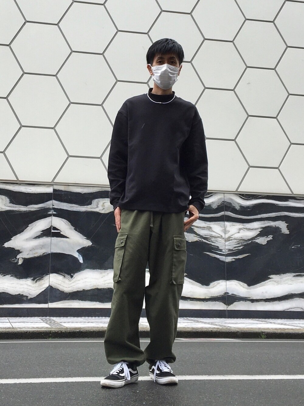 「HINSON、カーゴパンツ、ミリタリーパンツ、ユニクロ、UNIQLO、UNIQLO U」｜「HINSONのHINSON/ヒンソン EURO VINTAGE CARGO PANTS/ユーロ ヴィンテージ カーゴ パンツ（その他パンツ、グリーン系）」を使った、shinyaさん（メンズ・172cm）の春コーディネートの1枚目の写真